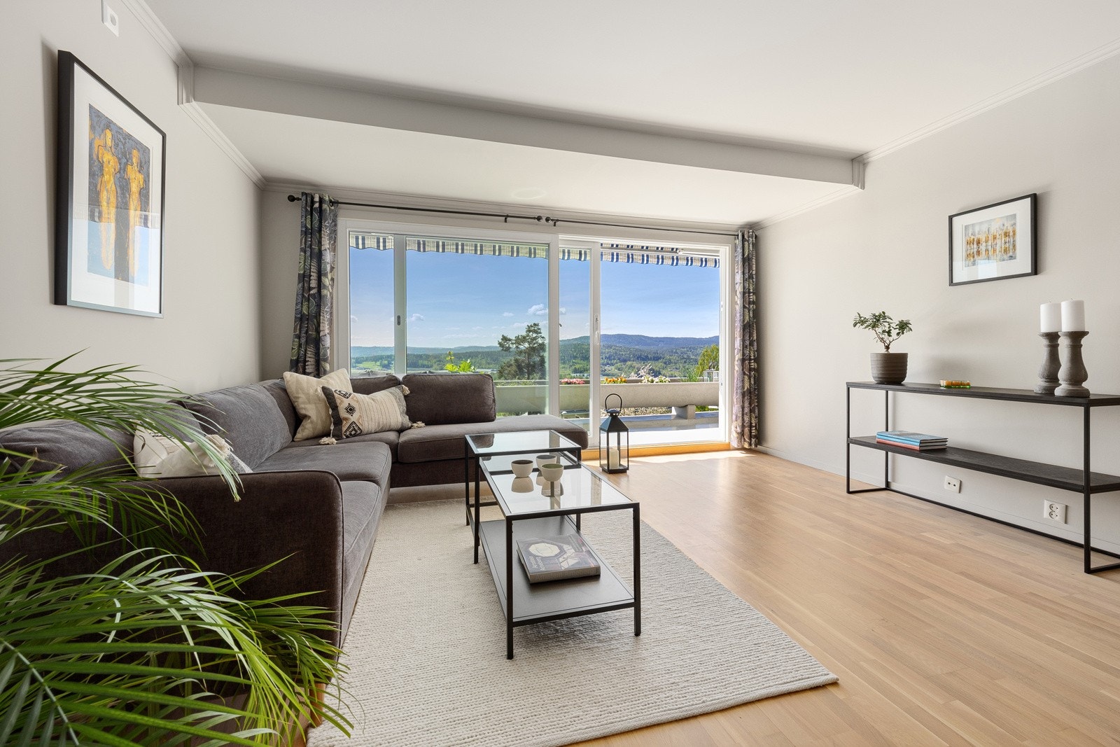 Stuen er vestvendt og har nydelige lysforhold. Galleribilde