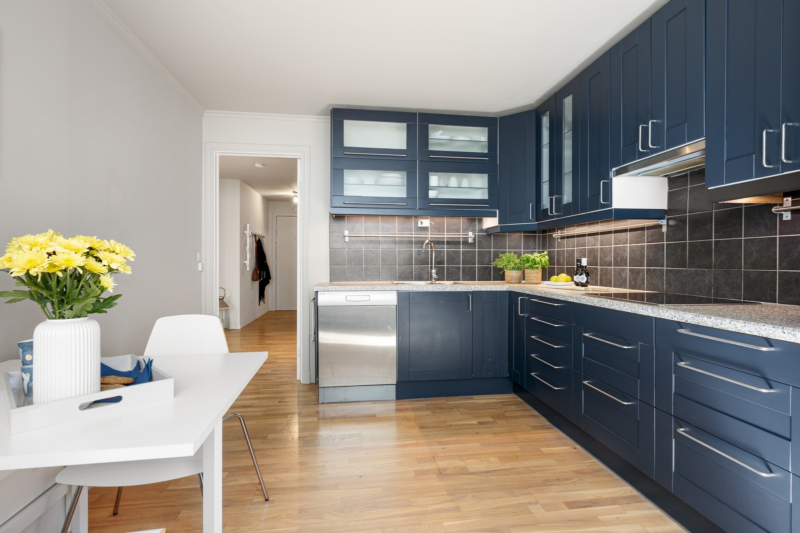 Mellom skap og benk er det fliser på veggene, benkebelysning og kullfilterventilator. Galleribilde