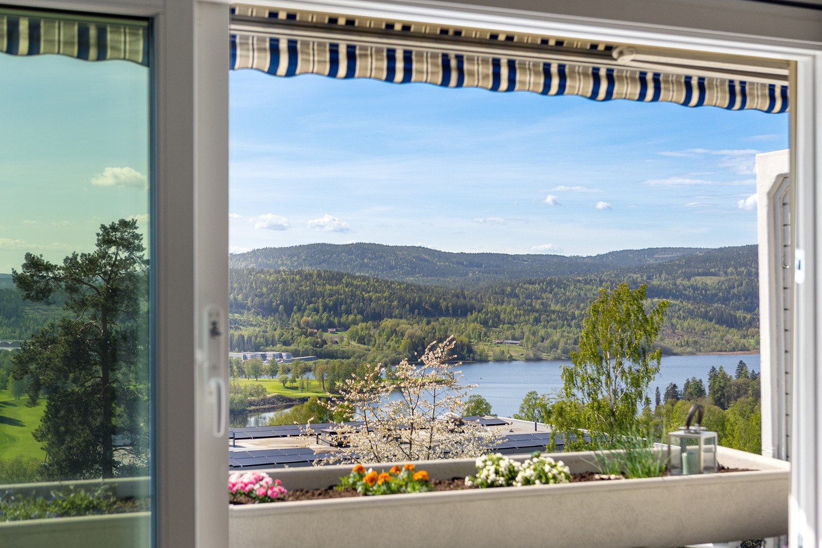 Den store skyvedøren danner en flott ramme mot den vakre naturen utenfor. Galleribilde