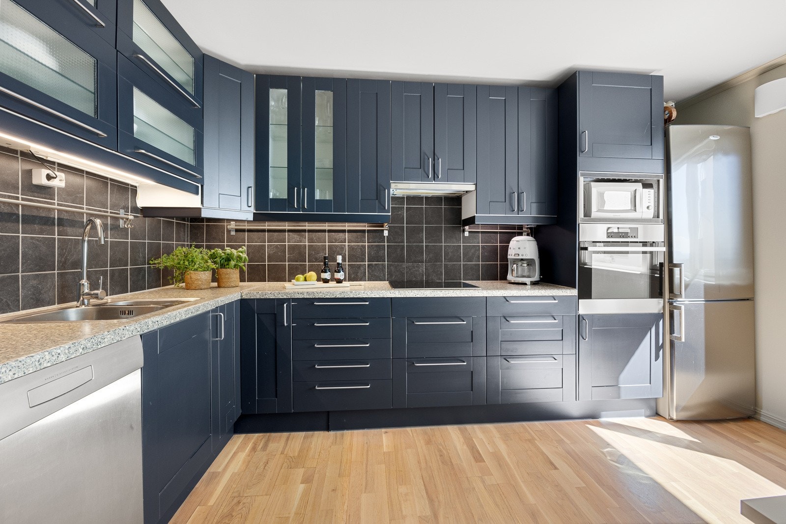 Kjøkkenet har god benkeplass. Galleribilde