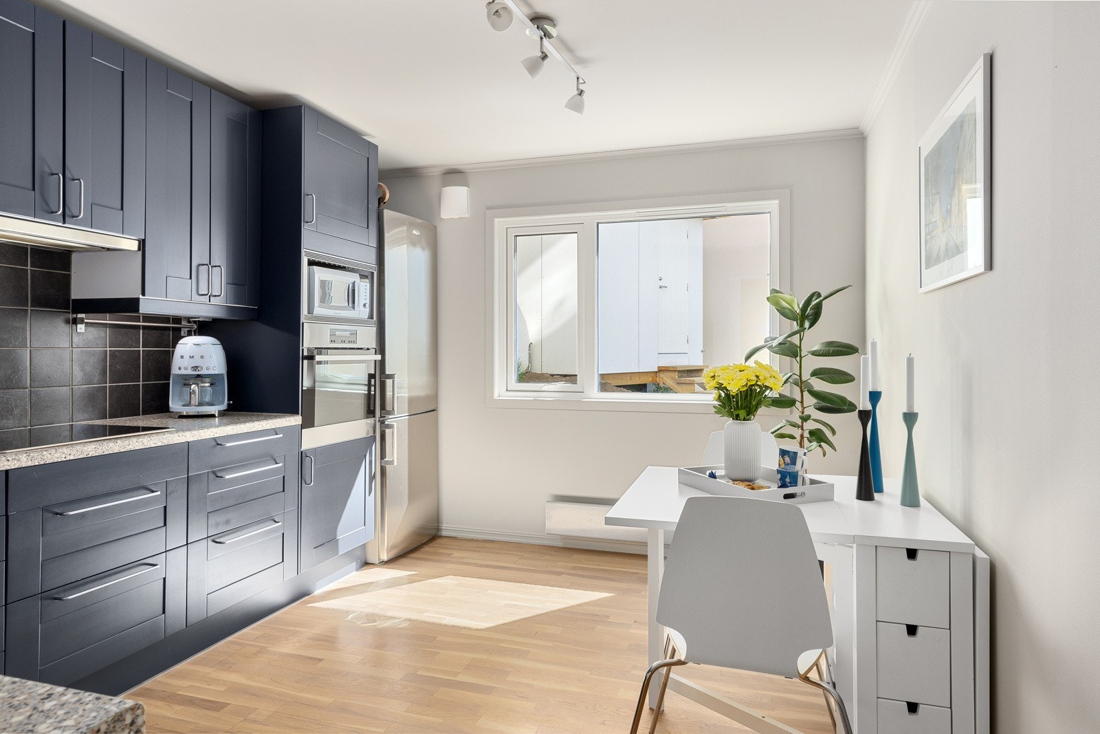 Leiligheten har et stilrent kjøkken. Galleribilde