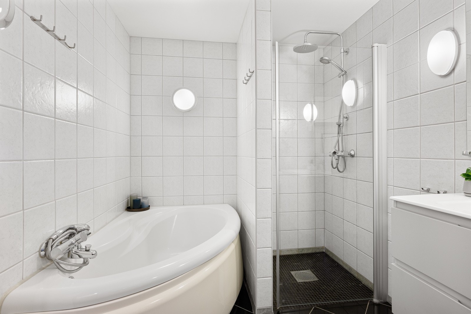 Badet har både dusjnisje med regndusj og et hjørnebadekar hvor man kan slappe av og nyte egentid. Galleribilde