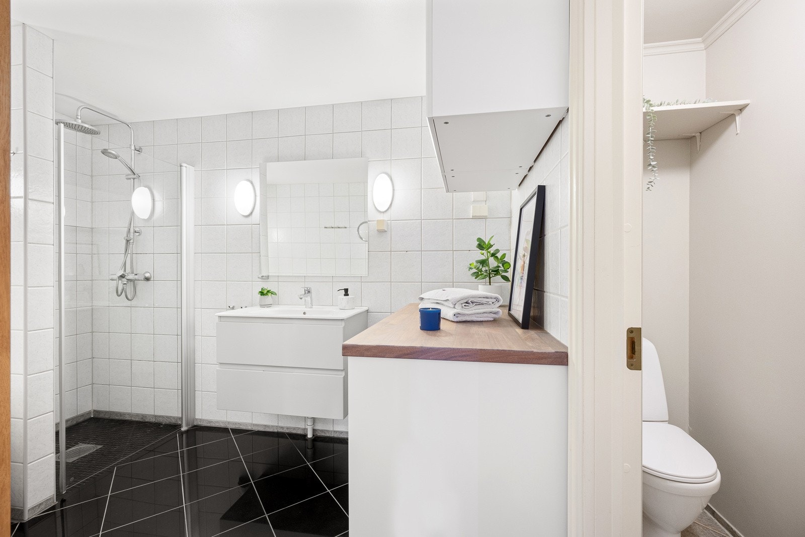 Det er lyse fliser på veggene og på gulvet er det mørke fliser med gulvvarme fra 2011. Separat toalett. Galleribilde