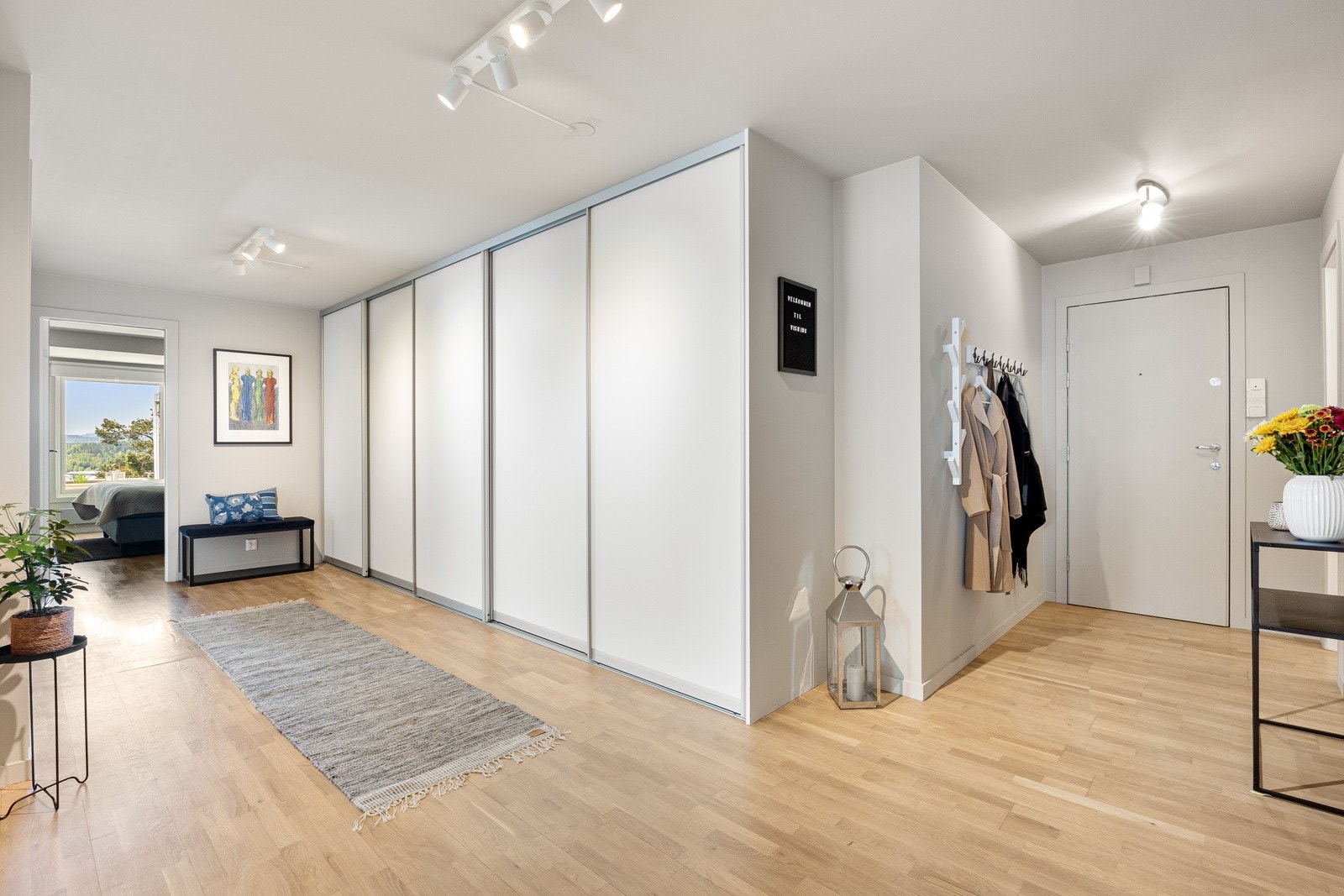 Leiligheten har en romslig entré i vinkelløsning. Galleribilde