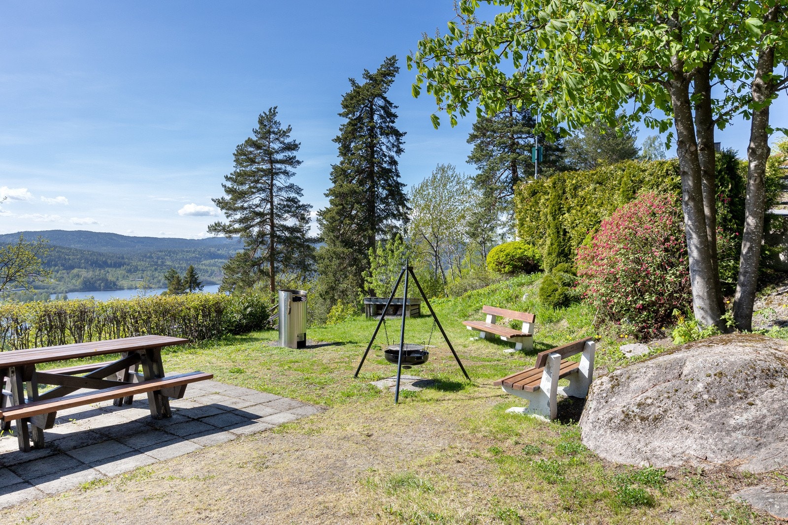 Borettslaget har et godt opparbeidet fellesareal med flere sosiale møteplasser. Galleribilde