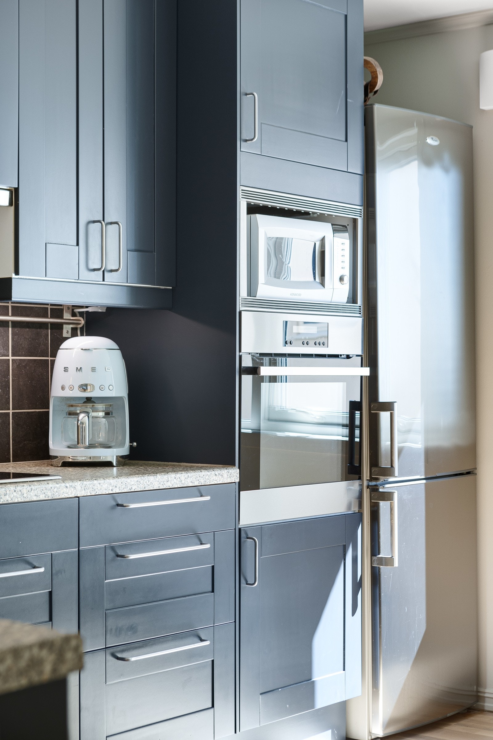 Koketopp og stekeovn er integrert. Det medfølger oppvaskmaskin, micro og kjøleskap. Galleribilde