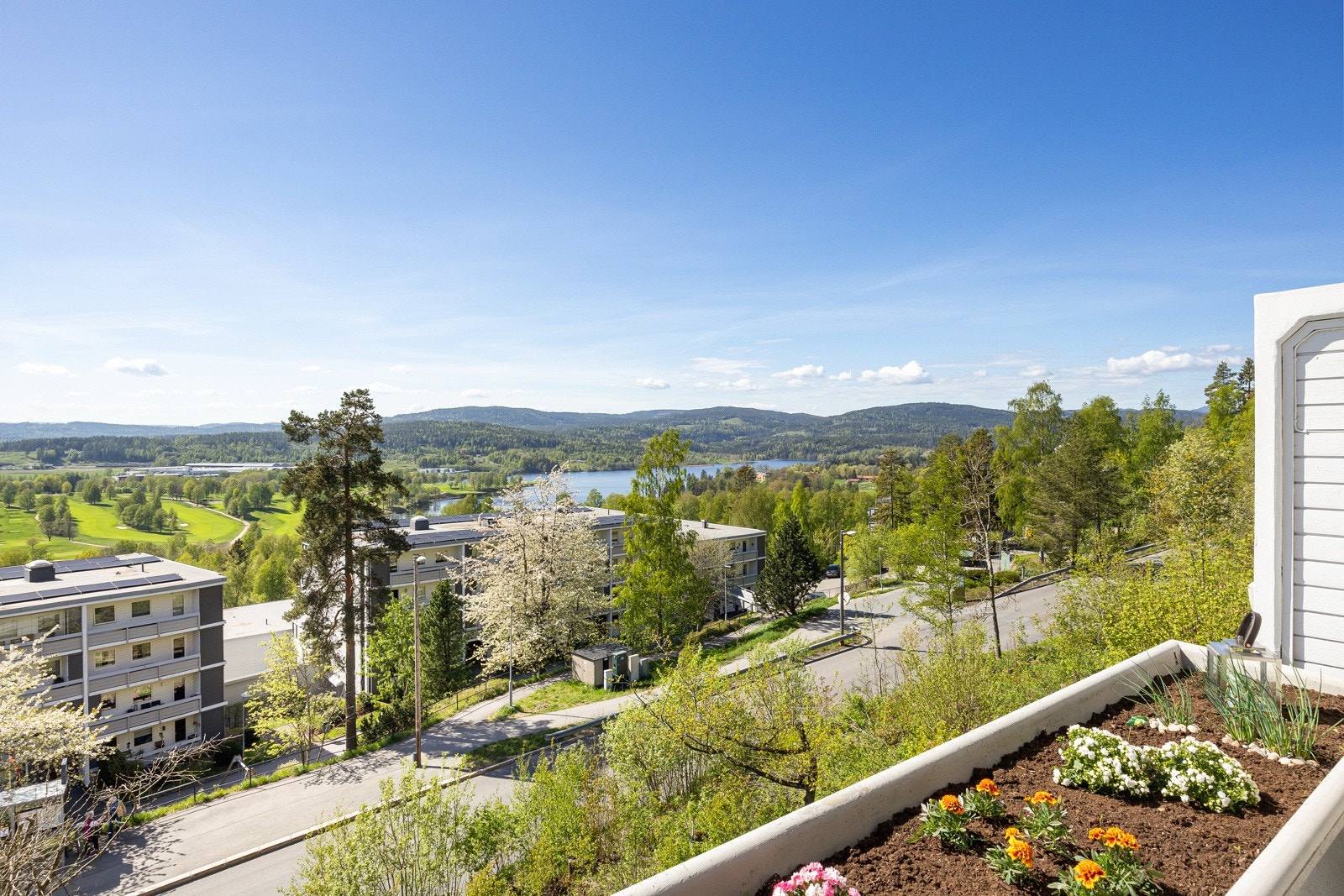 Nydelig utsikt mot idylliske Bogstadvannet og Bogstad golfbane. Galleribilde