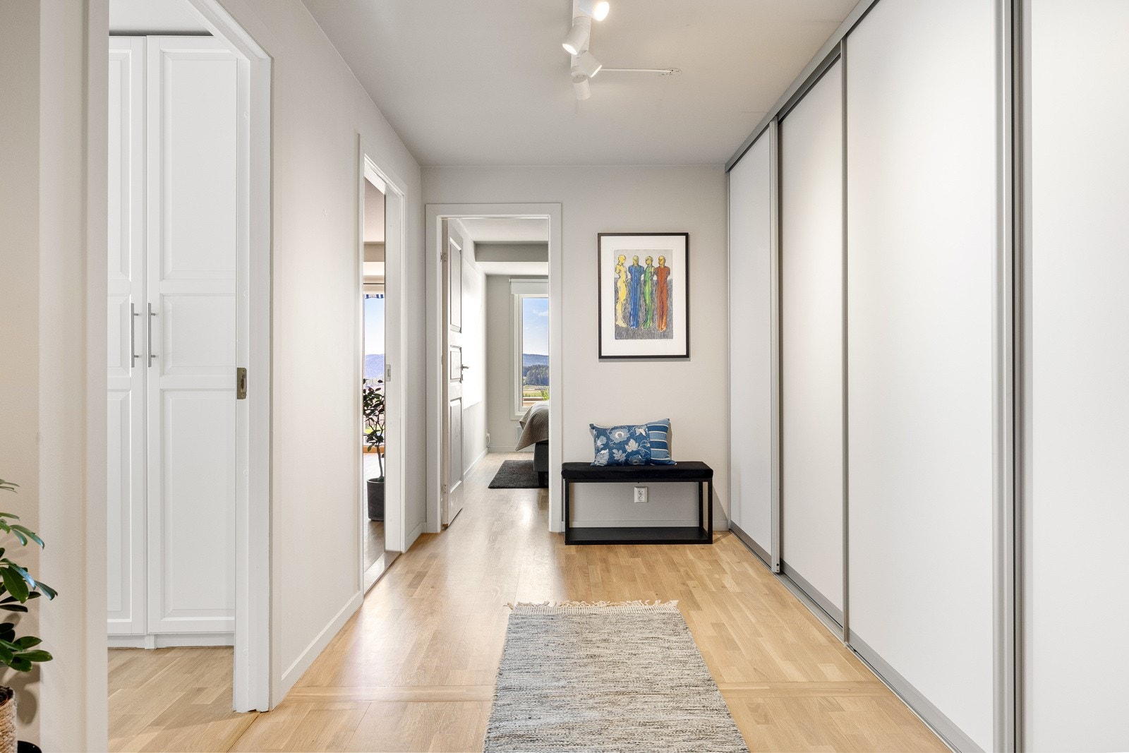 Entreen har plass til kommode, sittebenk, konsollbord, eller lignende. Galleribilde