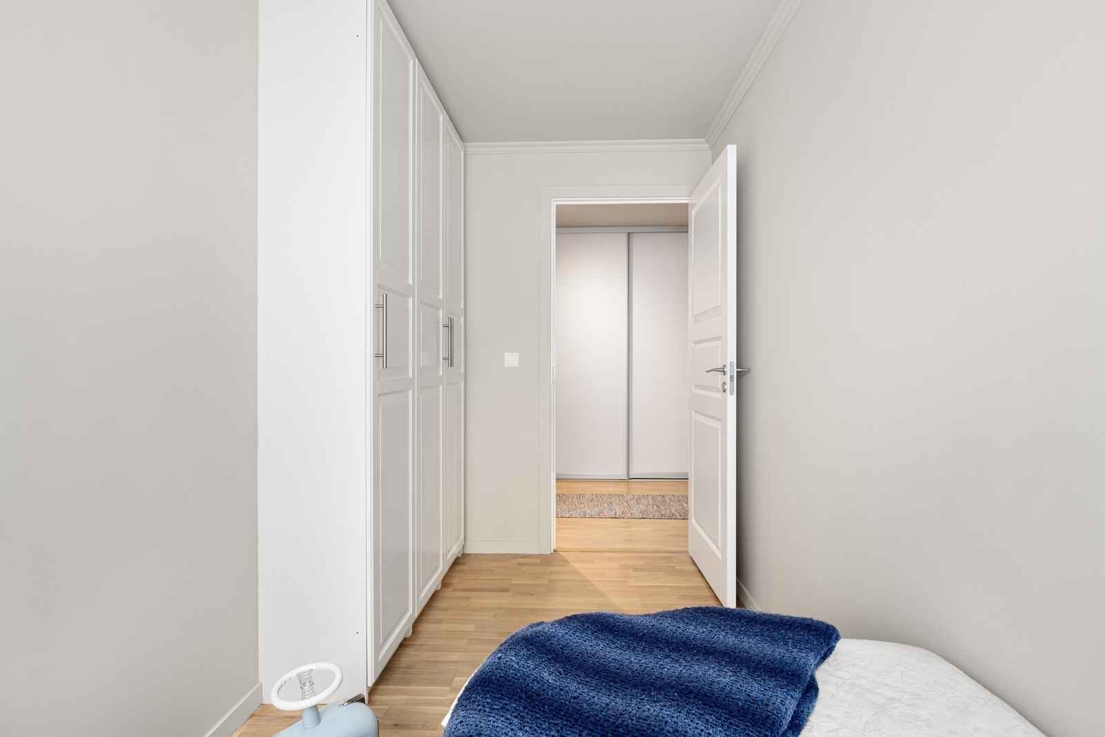 Alle tre soverommene er utstyrt med garderobeskap. Galleribilde