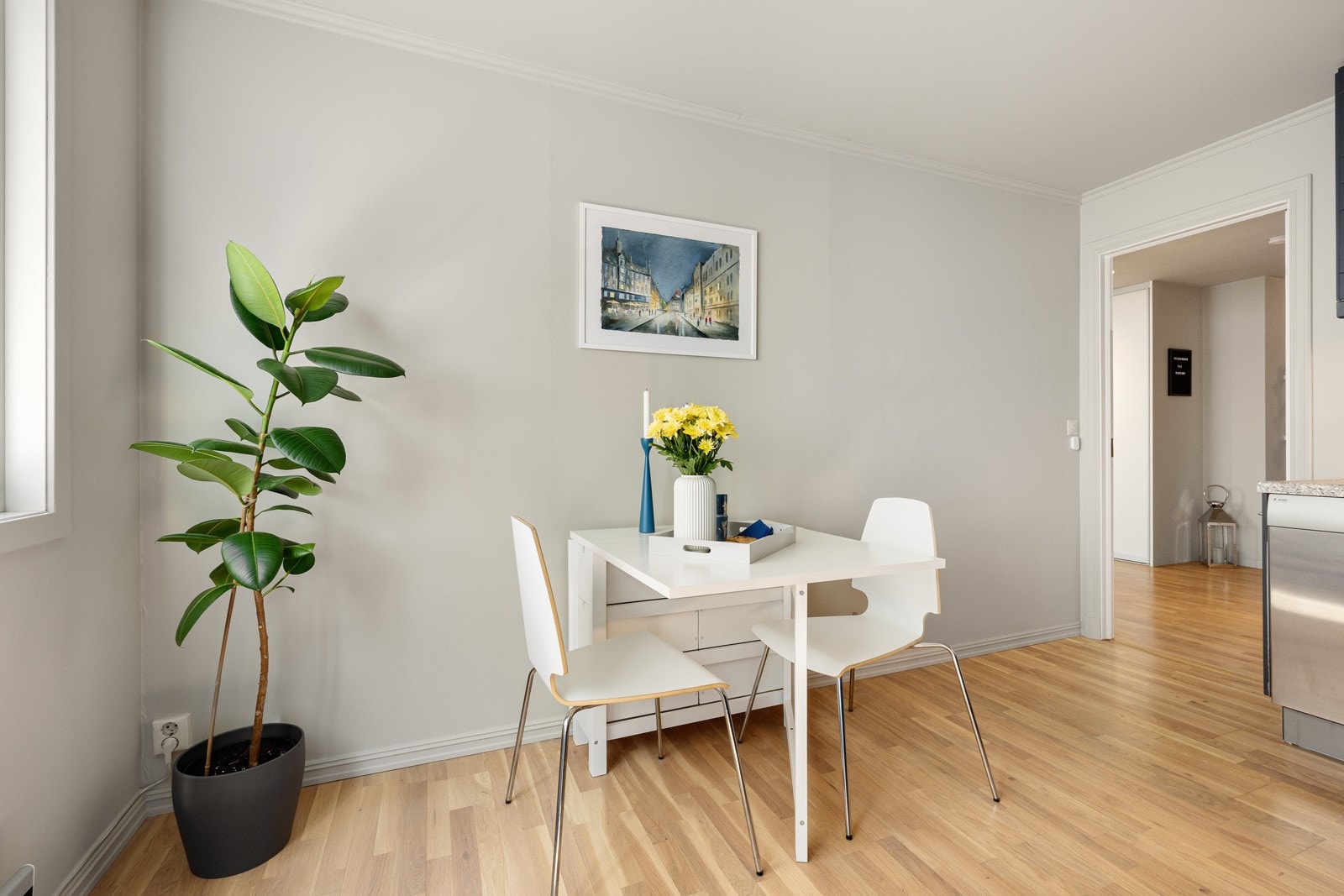 Kjøkkenet er lyst og romslig med godt innslipp av dagslys. Galleribilde