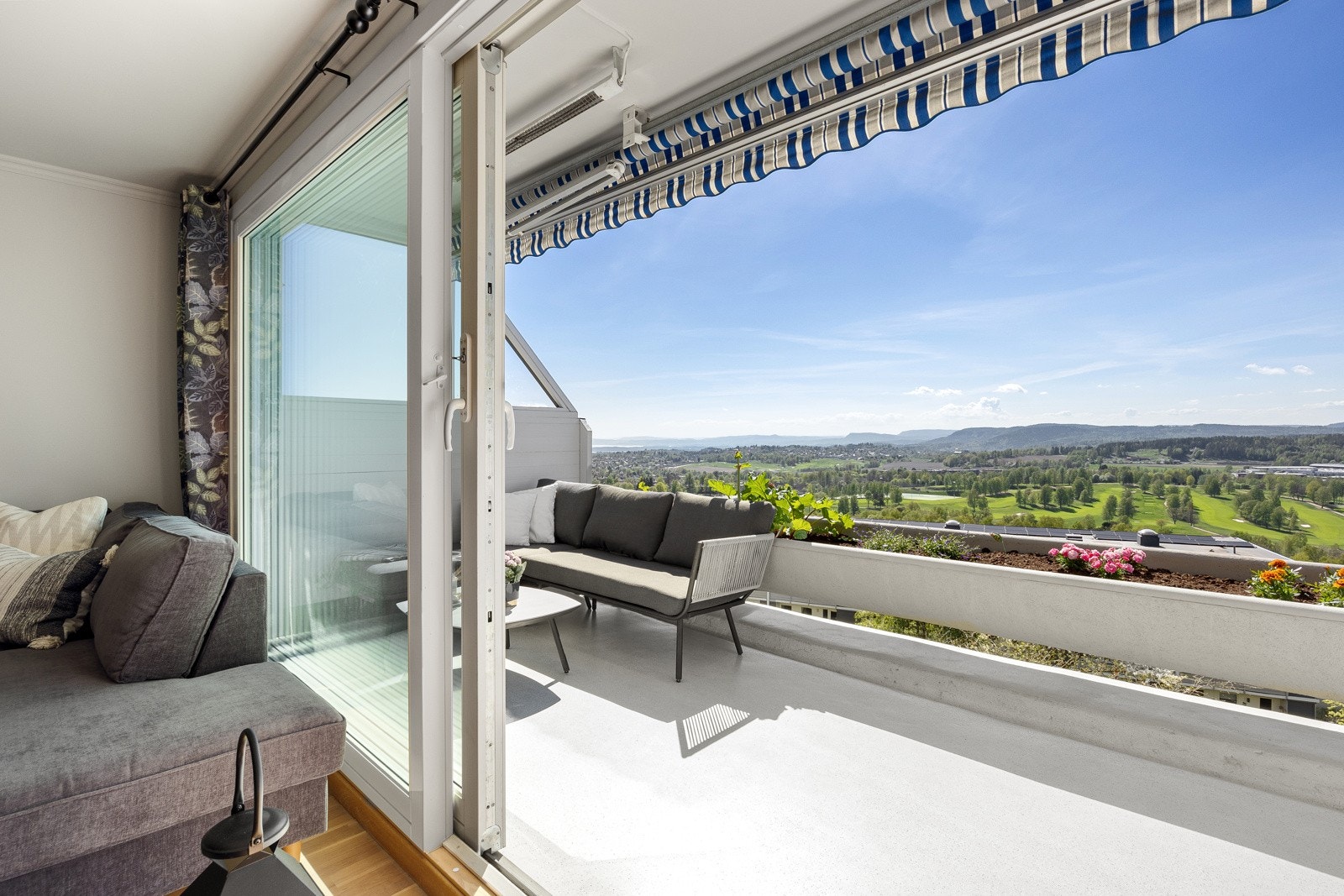 Kort vei ned til bademulighet i bogstadvannet/ strømsdammen med utfartsmulighet for skispor. Kort vei til marka. Galleribilde