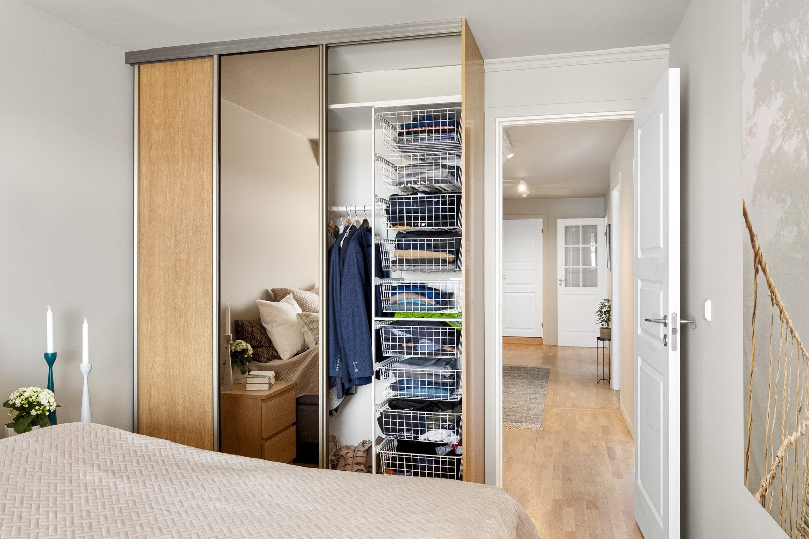 Rommet har skyvedørsgarderobe med innredning. Galleribilde