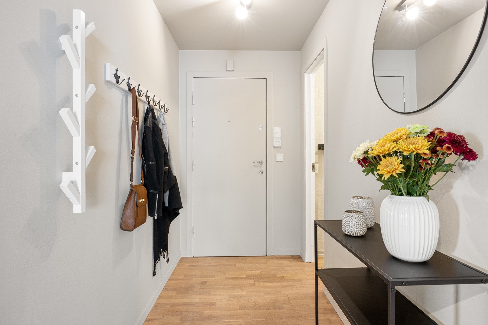 Ved inngangsdøren er det knagger og adkomst til bod. Galleribilde