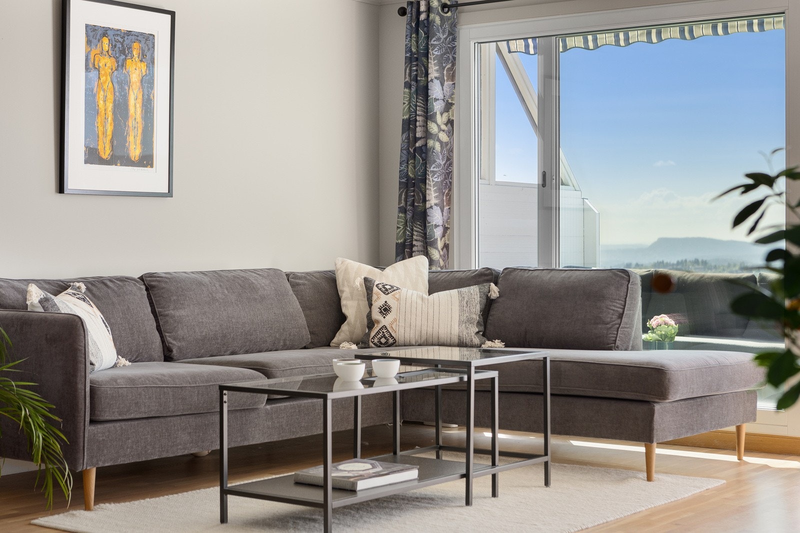 Romslig stue med gode møbleringsmuligheter. Galleribilde