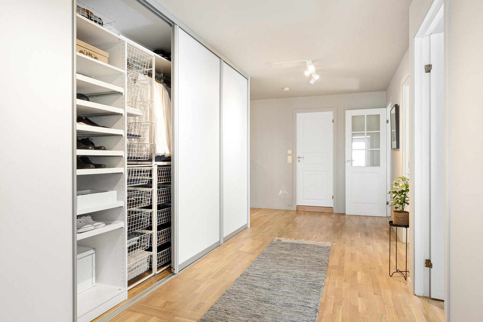 En stor skyvedørsgarderobe sikrer god oppbevaringsplass. Galleribilde