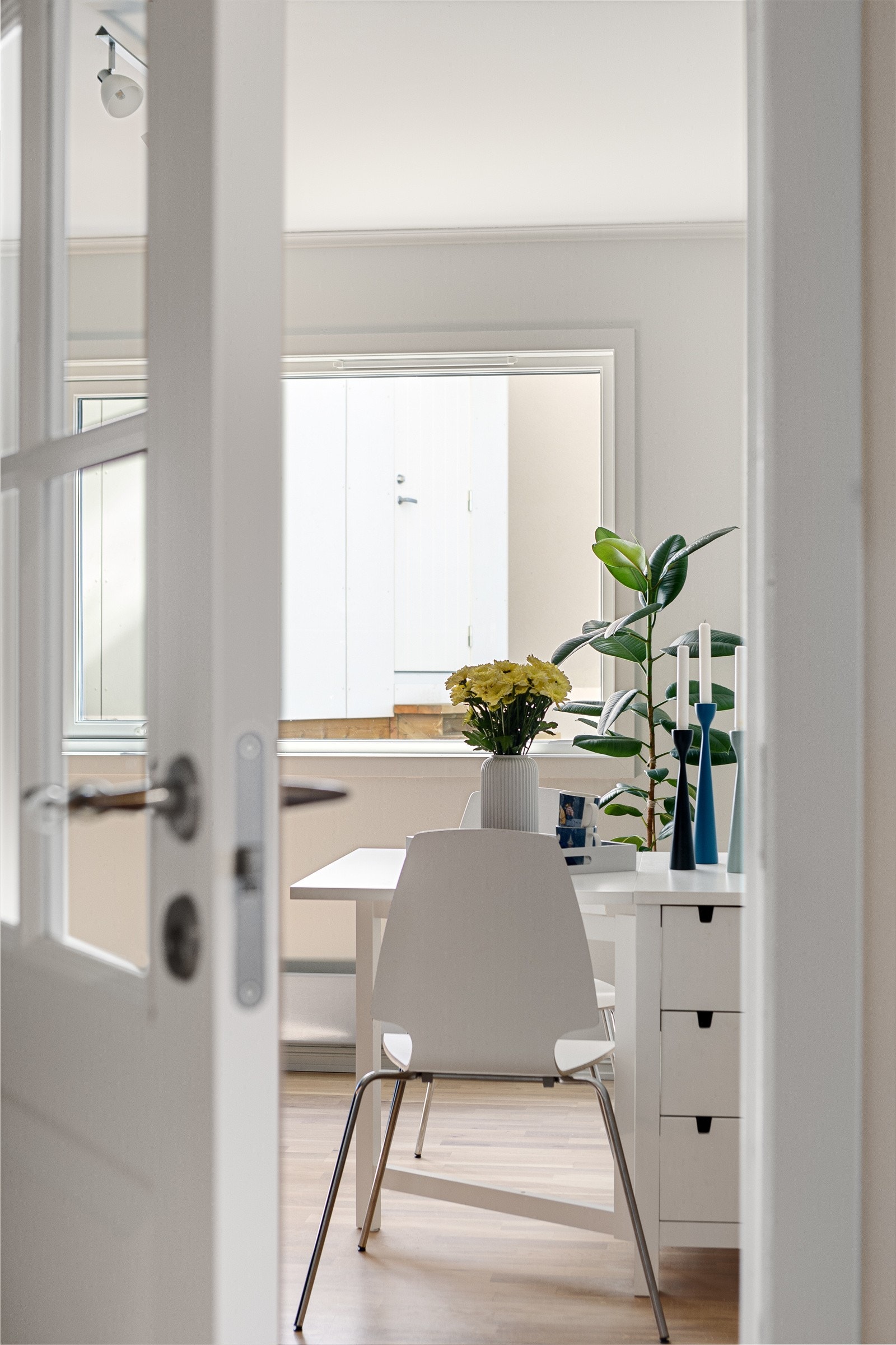 Med glassdør mellom entré og kjøkken får man dagslyset inn i entreen. Galleribilde