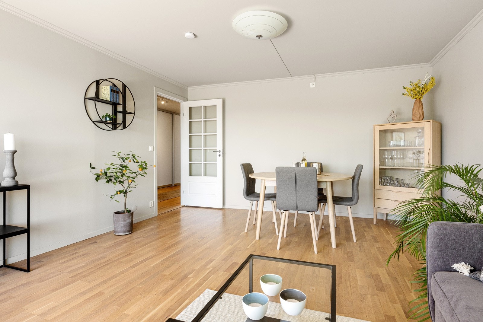 Mellom stuen og entreen er det en dør med stort glassfelt. Galleribilde