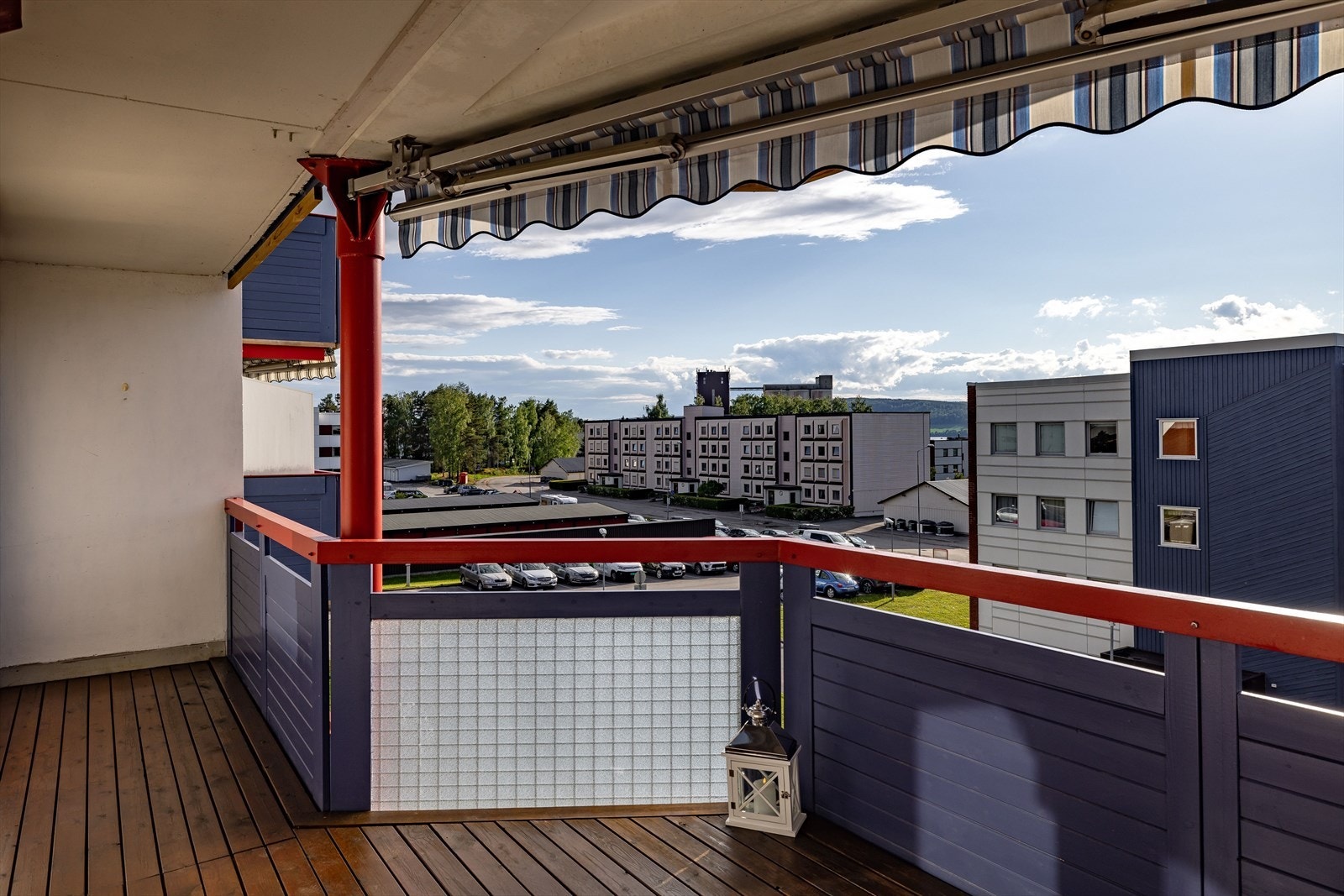 Den er overbygd og har montert terrassemakrise. Det er god plass til utemøbler, planter og annet ønskelig. Galleribilde