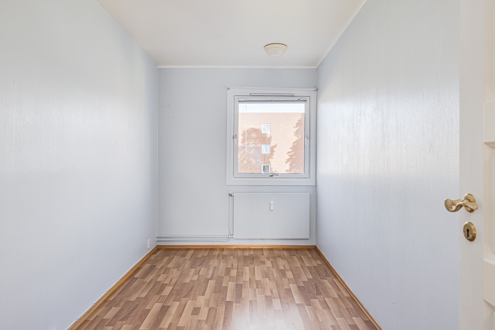 Alle rommene er malt i lyse farger. Det tredje soverommet passer godt til f.eks. barnerom, gjesterom eller kontor. Galleribilde
