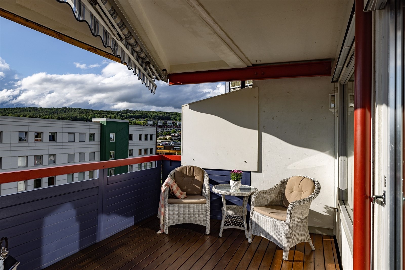 Verandaen er vestvendt og har sola fra ettermiddagen og utover kvelden. Galleribilde