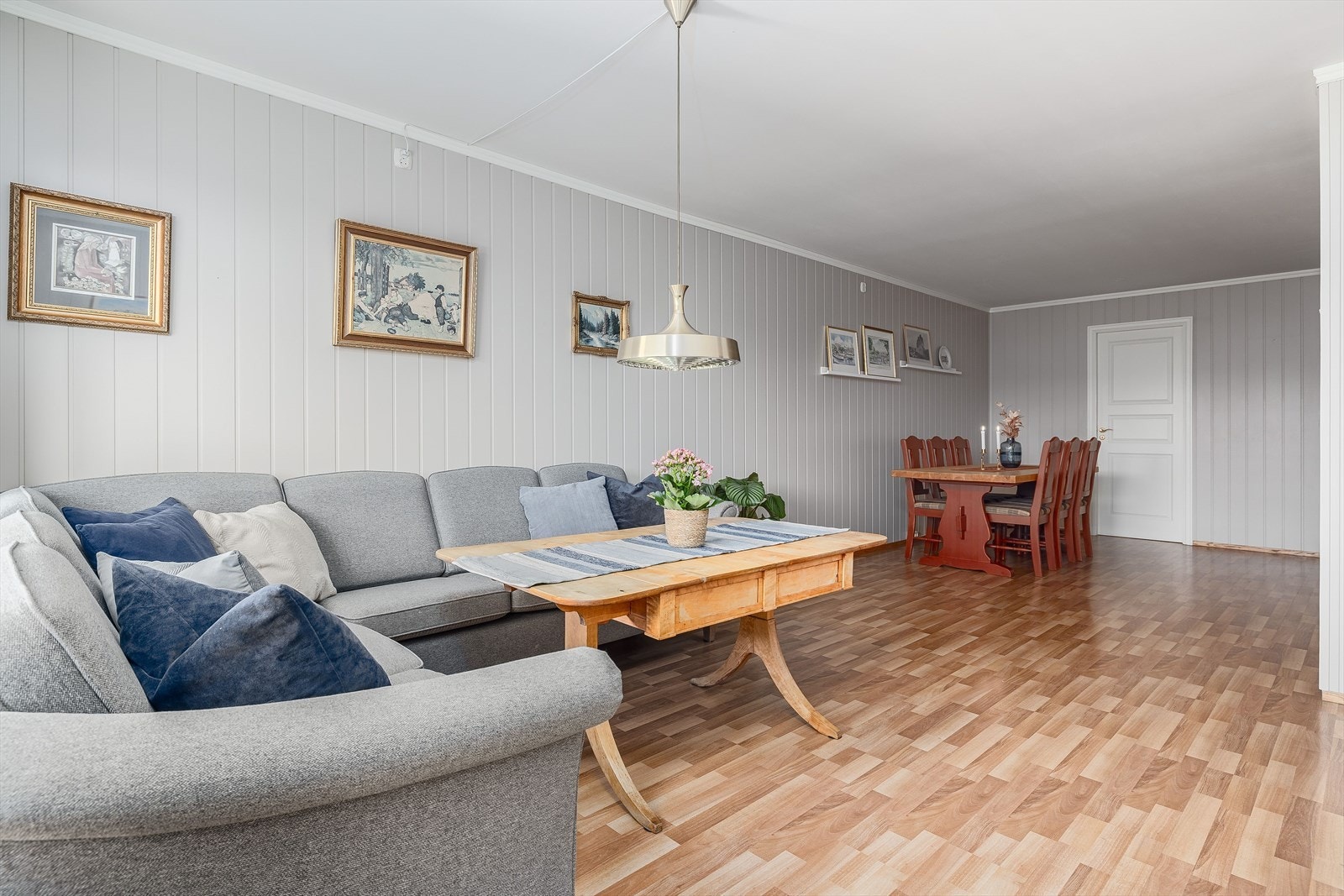 Dette er en lys og romslig 4-roms leilighet i byggets 3. etasje. Galleribilde