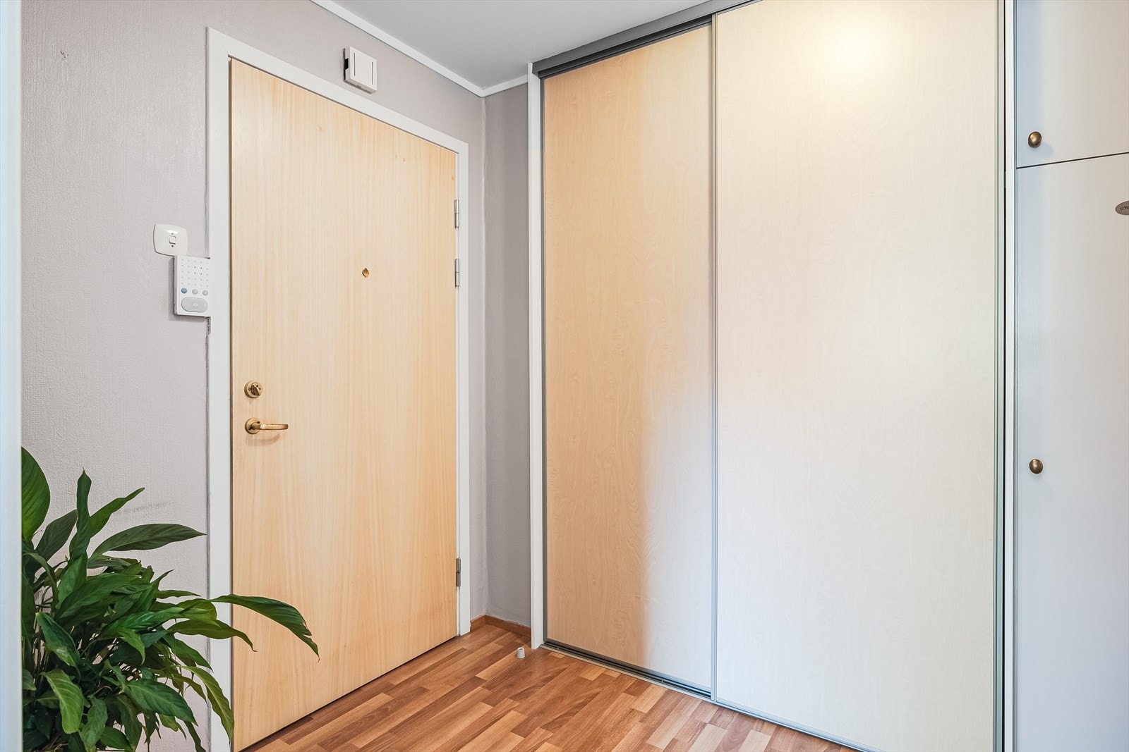 Entré med skyvedørsgarderobe og innebygde garderobeskap. Galleribilde