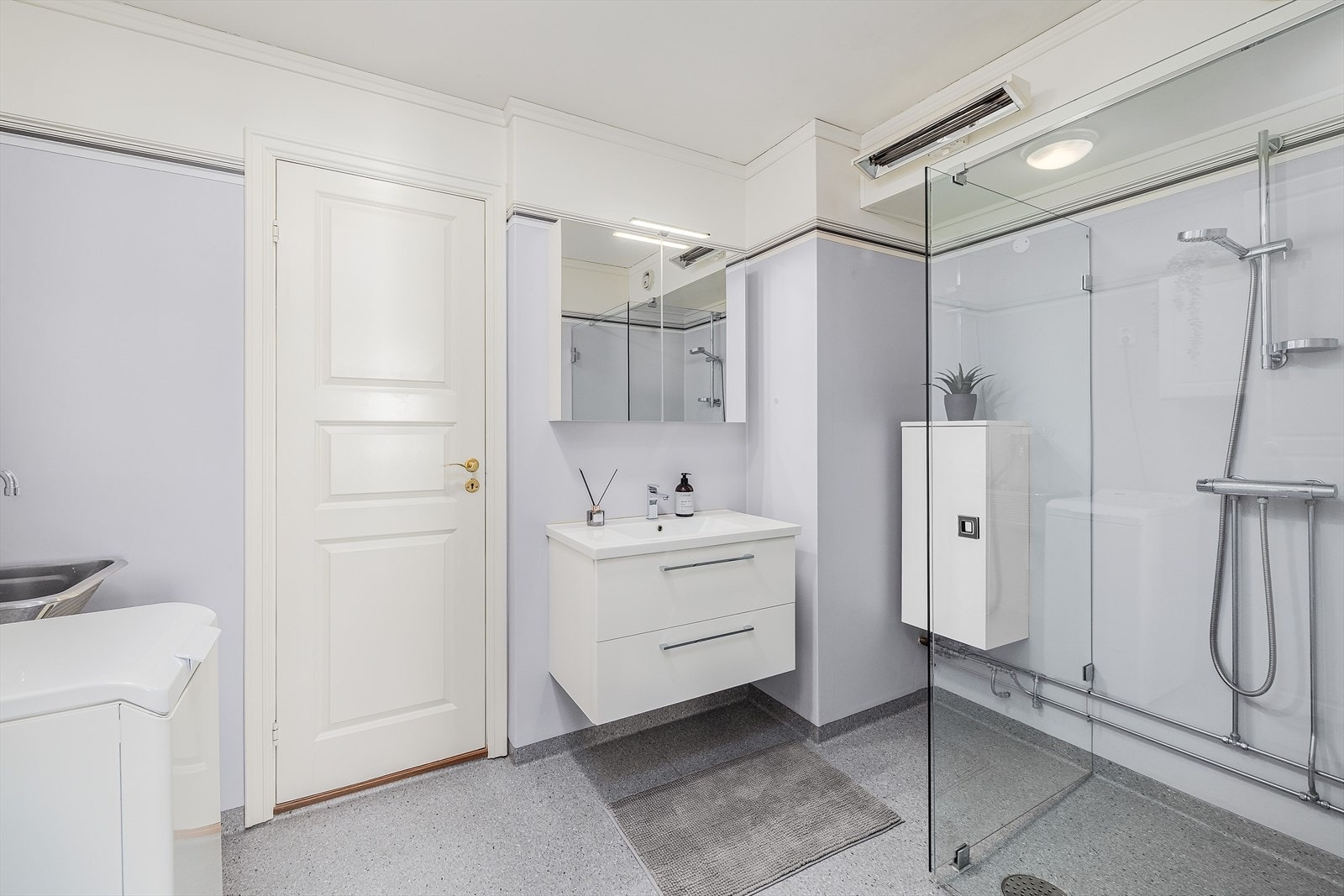 Stort bad. Det er opplegg til vaskemaskin på badet, utslagsvask og høyskap for ekstra oppbevaring. Galleribilde