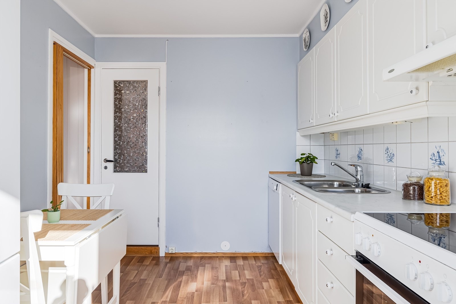 Det er plass for frittsående komfyr, oppvaskmaskin og kjøleskap. Det er også plass til et lite spisebord på kjøkkenet. Galleribilde