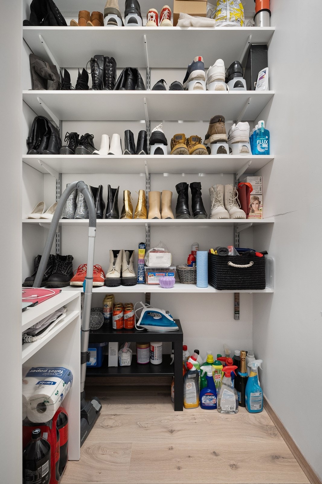 Praktisk bod i leiligheten på ca. 2 kvm + bod i kjeller på ca. 8 kvm Galleribilde