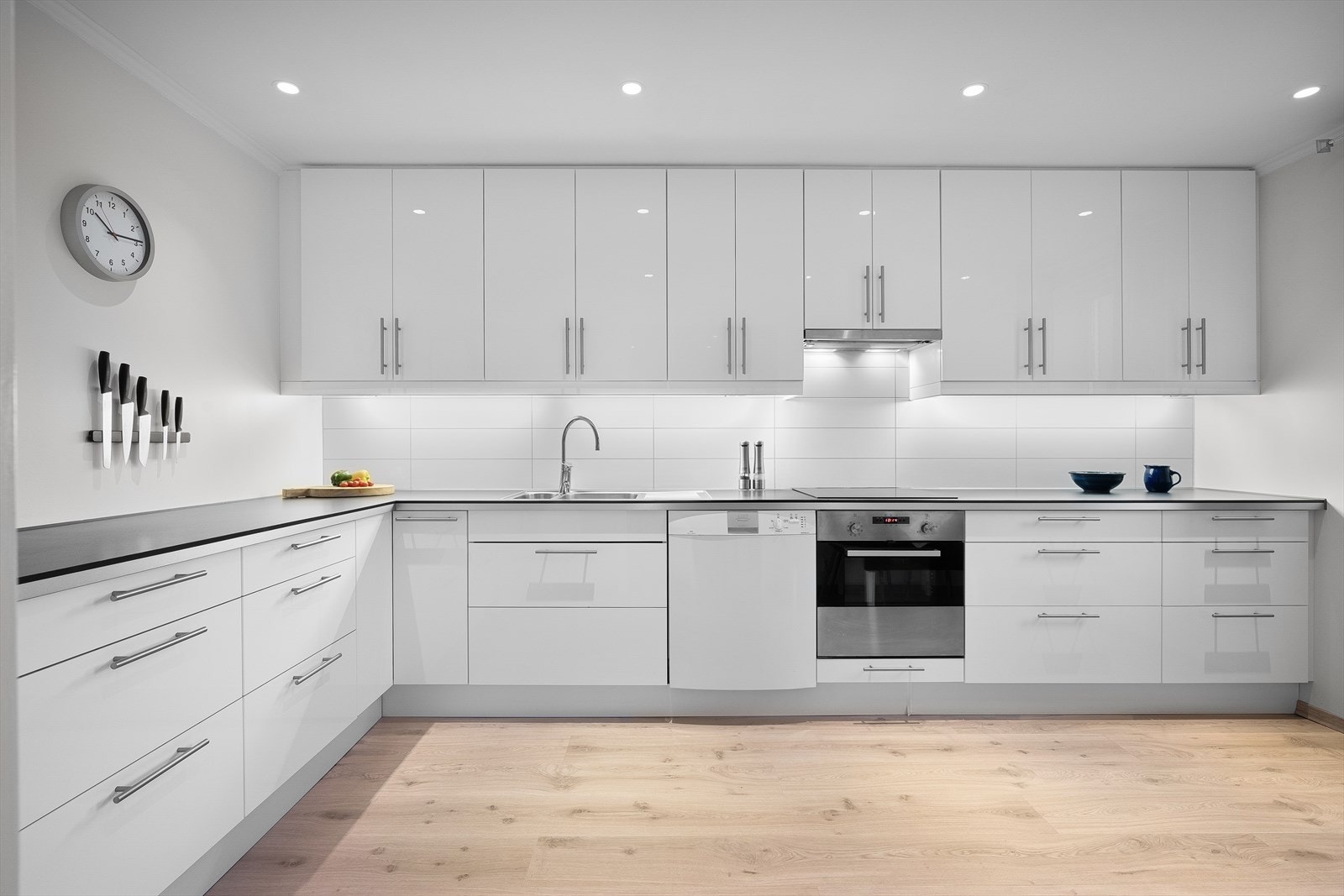 Stort flott kjøkken med god spiseplass Galleribilde