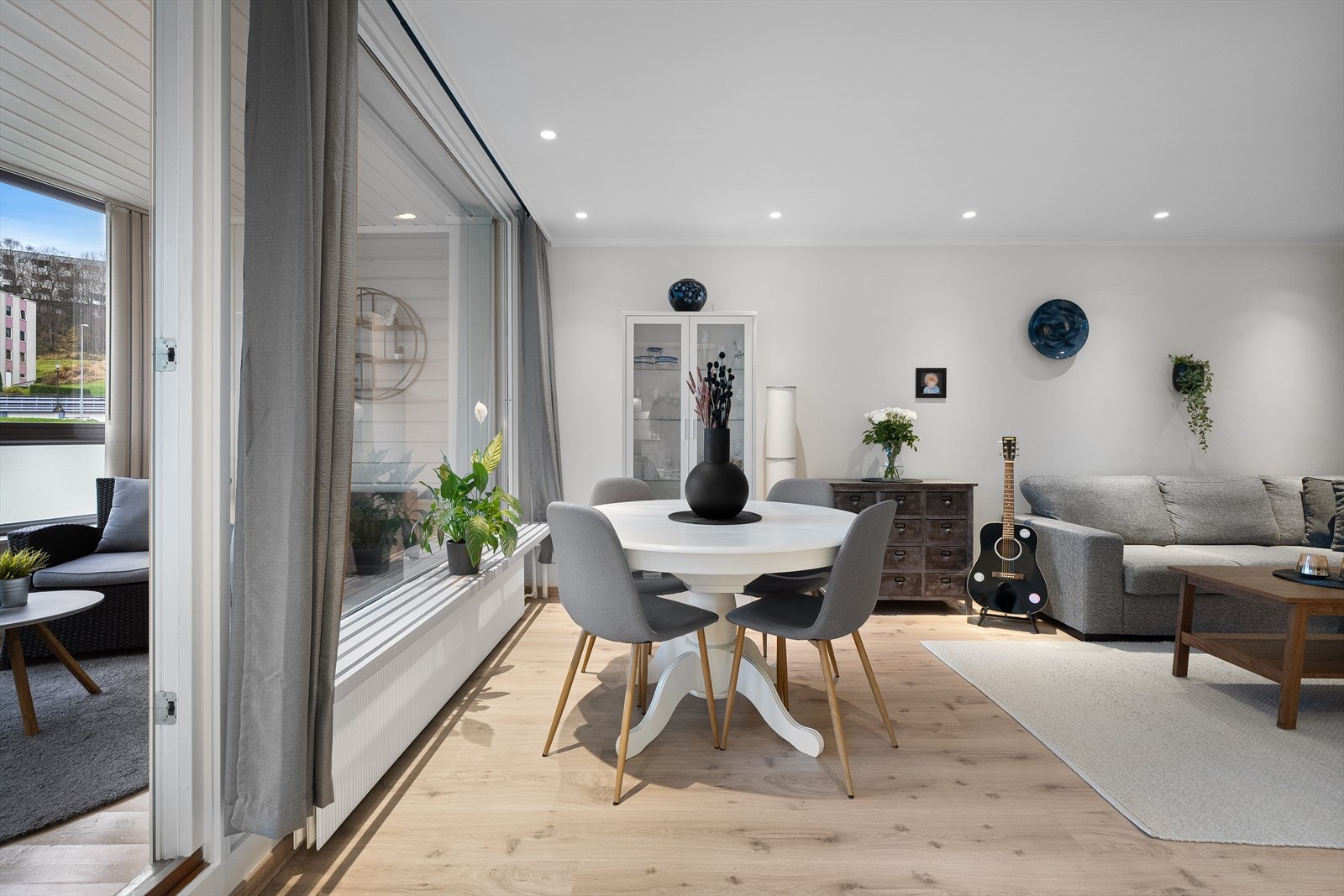 Lys fin stue på 20 kvm. med utgang til 7 kvm. solrik balkong Galleribilde