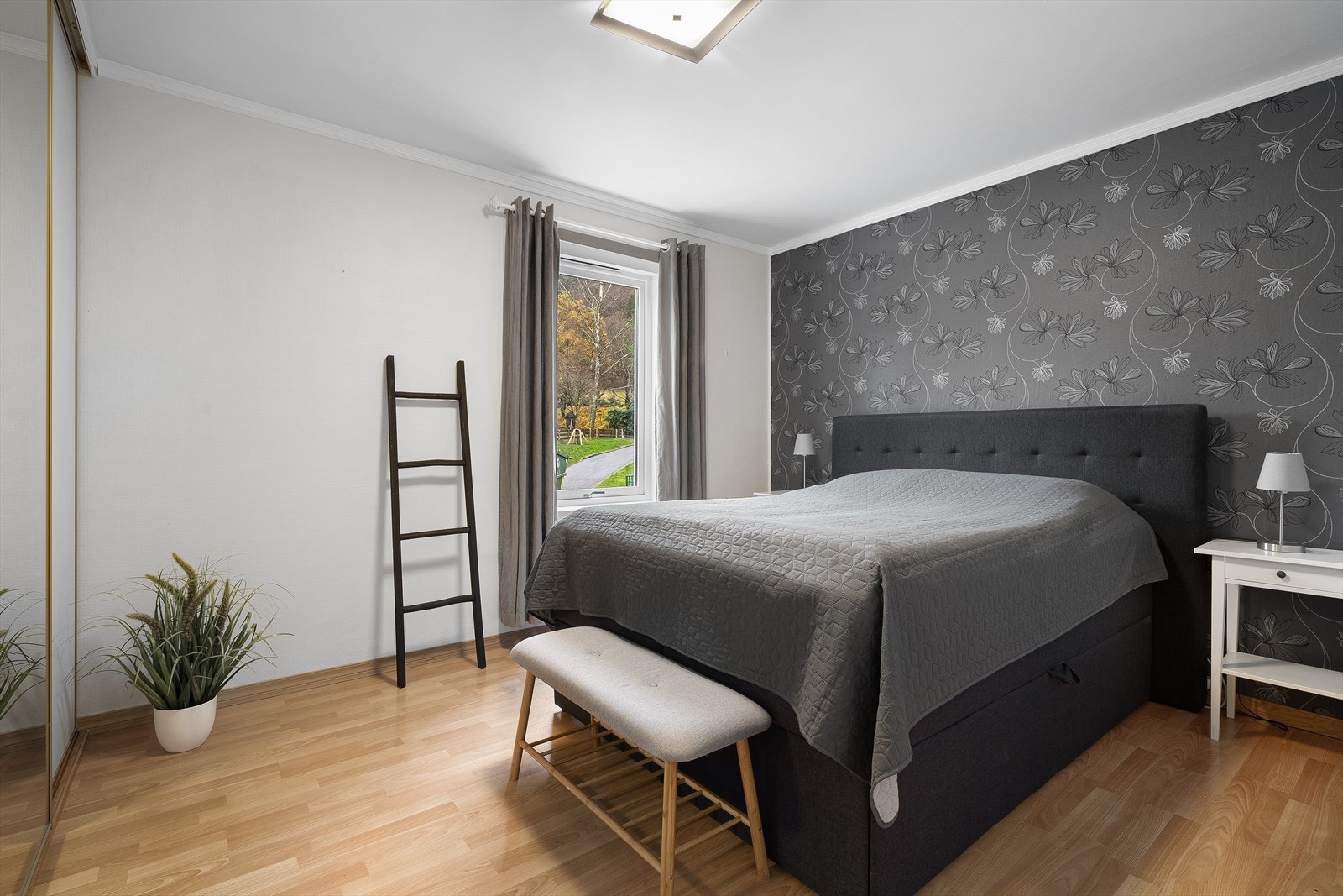 13 kvm. soverom med skyvedørsgarderobe Galleribilde