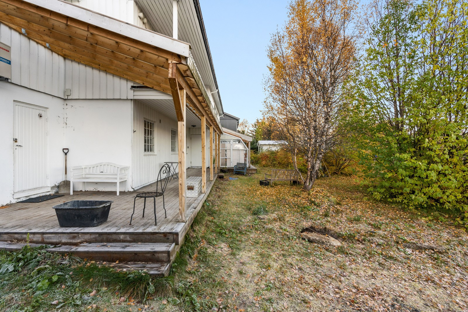 Velkommen til visning! Terrassen foran uteboden er fellesareal.