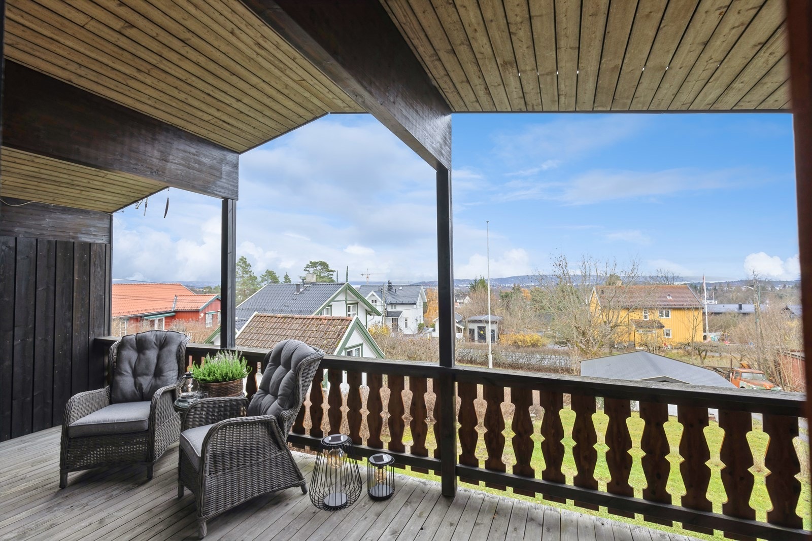 Verandaen har gode solforhold og nydelig utsikt mot området og Oslofjorden. Galleribilde