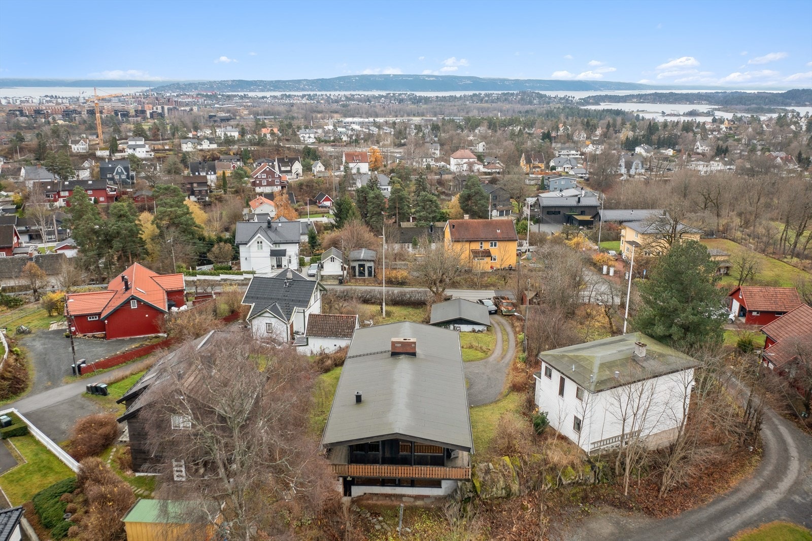 Det finnes flere skoler og barnehager i nærområdet. Nærmest ligger Skogveien barnehage og Stabekk barnehage, begge omlag 7 minutters gange fra eiendommen. Bærum Montessoriskole, Høvik skole, Stabekk skole, Lysaker skole Ringstabekk skole og Ramstad skole Galleribilde