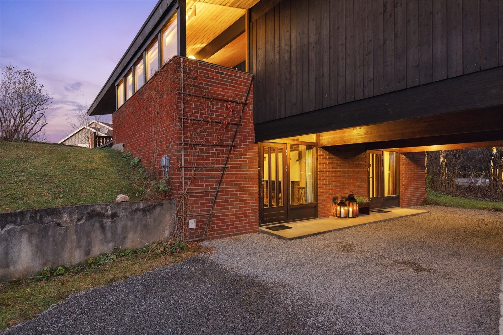 Trivelig adkomst via gårdsrommet og overbygget inngangsparti i underetasjen. Galleribilde