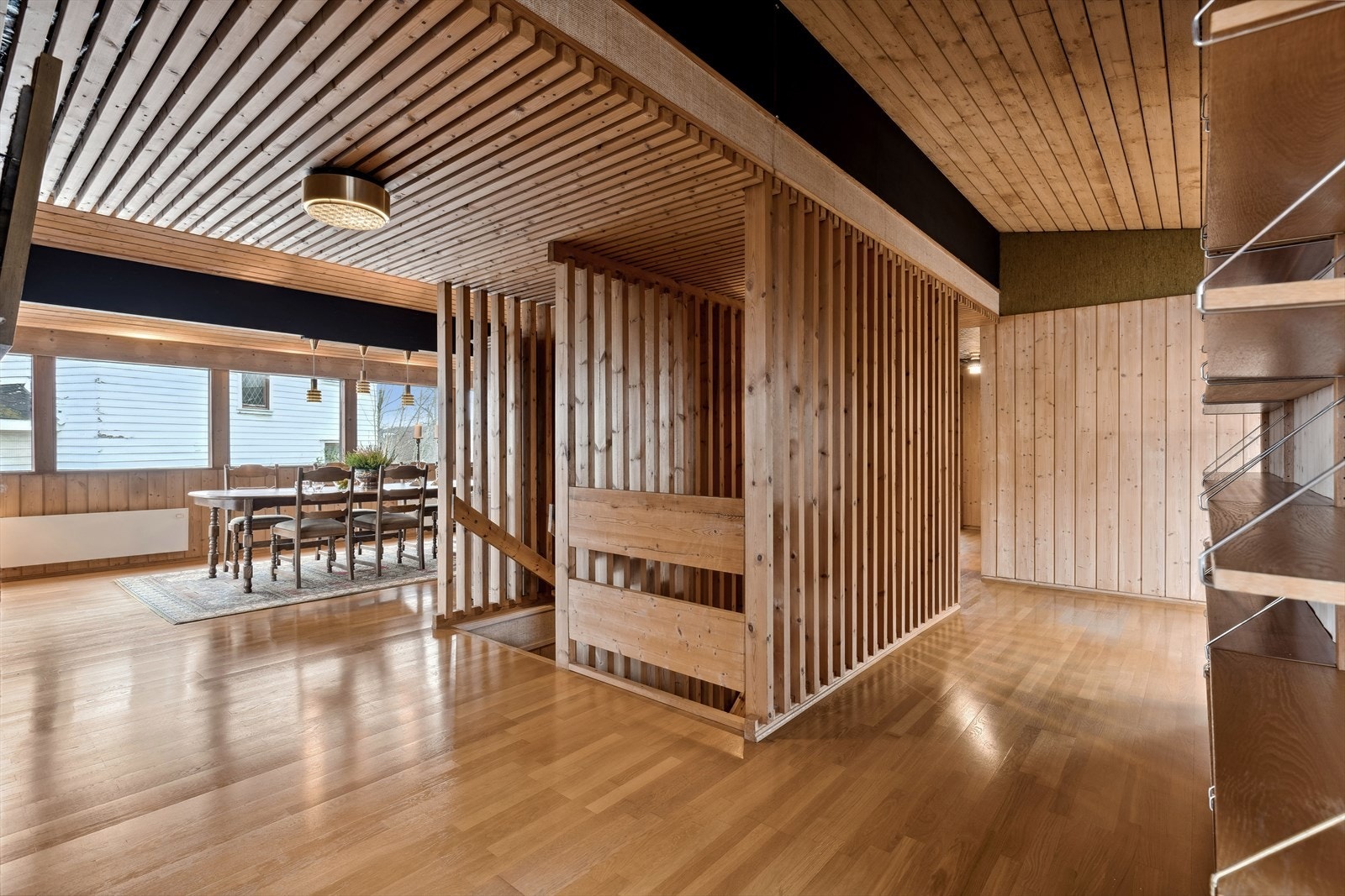 Stue, spisestue og kjøkken i åpen løsning skaper en romslig og sosial arena. Galleribilde