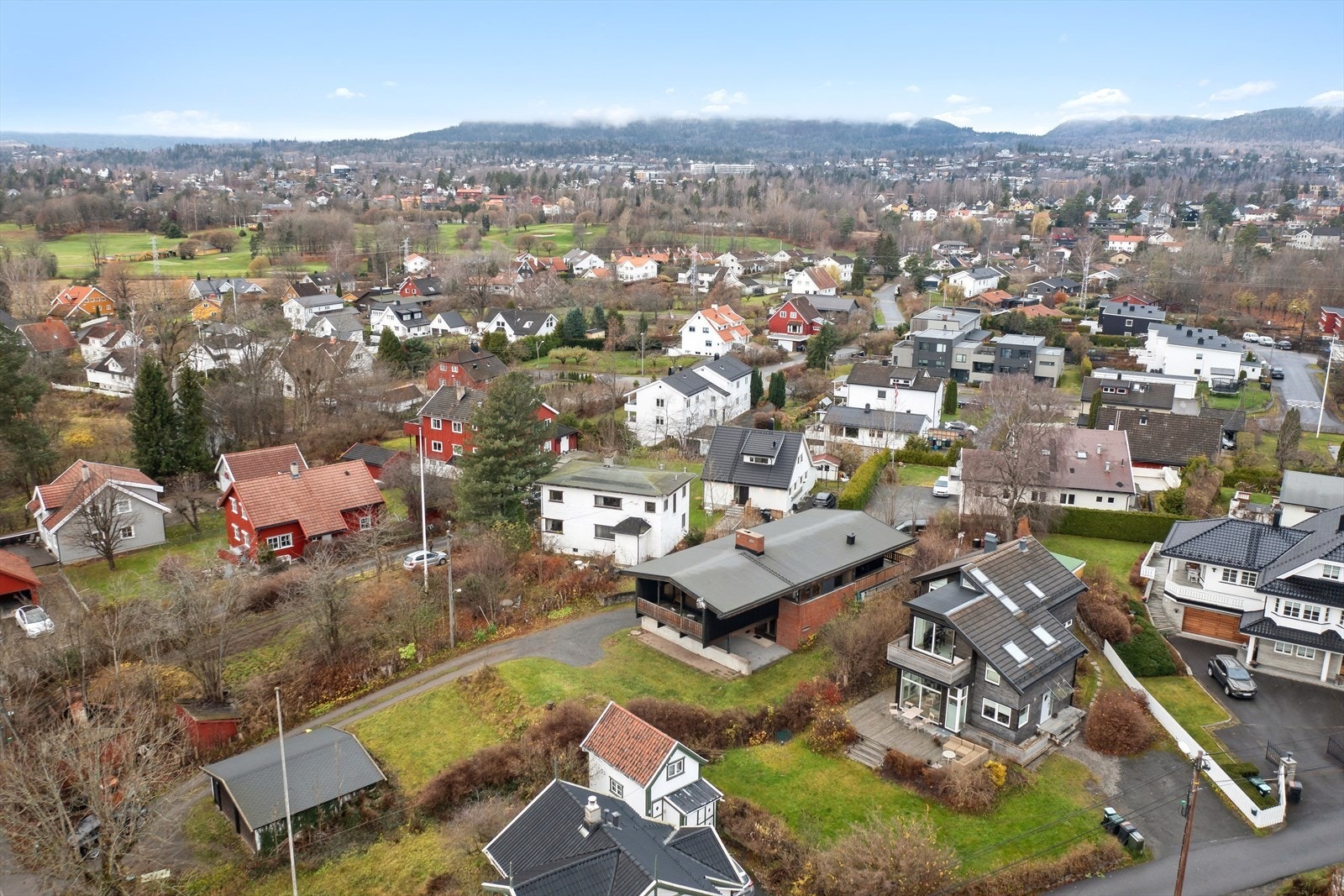 På eiendommen står en stor, flott og særpreget funkisbolig, arkitekttegnet med meget gjennomtenkte løsninger.
I tillegg er det oppført en dobbelgarasje. Galleribilde