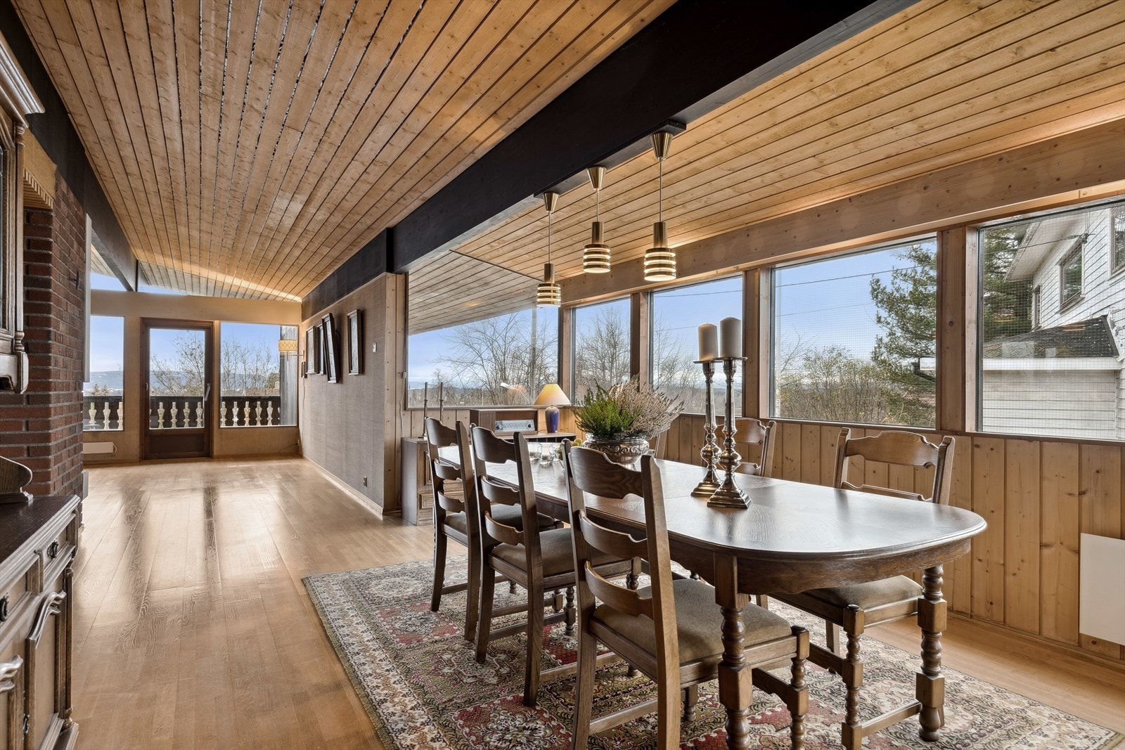 Generøse vindusflater gir godt med naturlig lys og lar den flotte utsikten komme til sin rett. Galleribilde