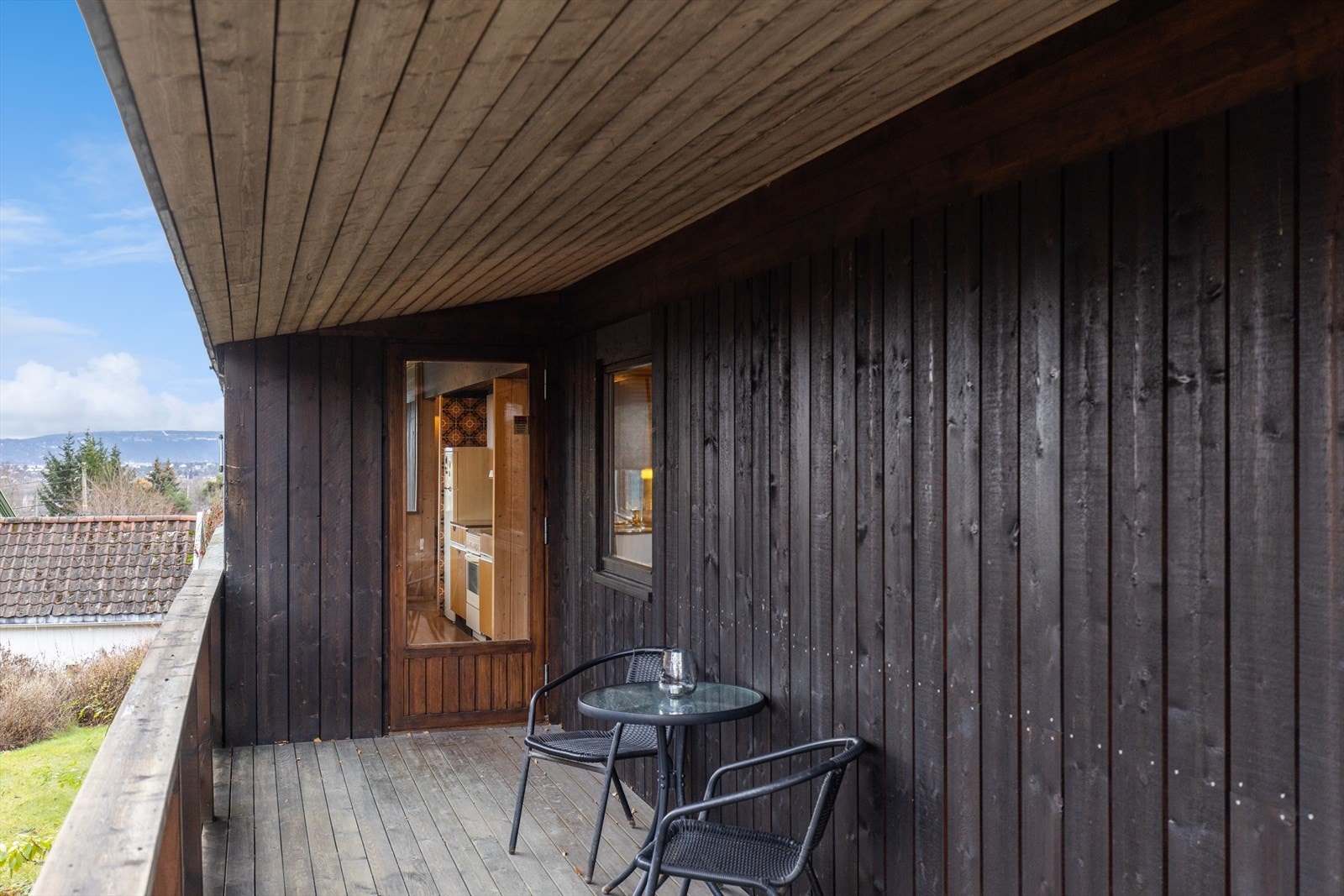 Terrasse med adkomst fra både kjøkken og spisestue. Galleribilde