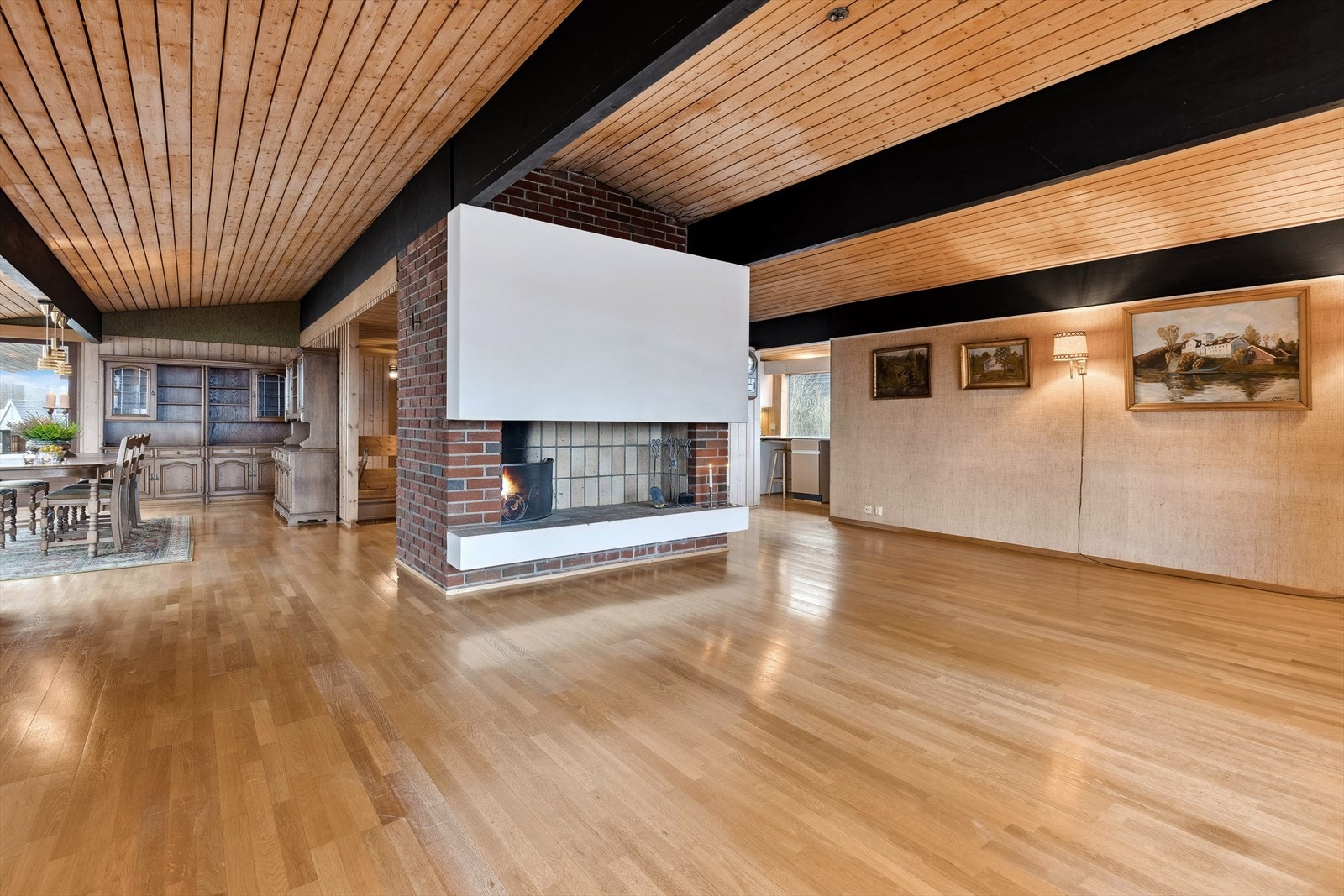 Det er montert en stor, åpen peis omtrent midt i rommet, for hygge og varme på kalde dager. Galleribilde