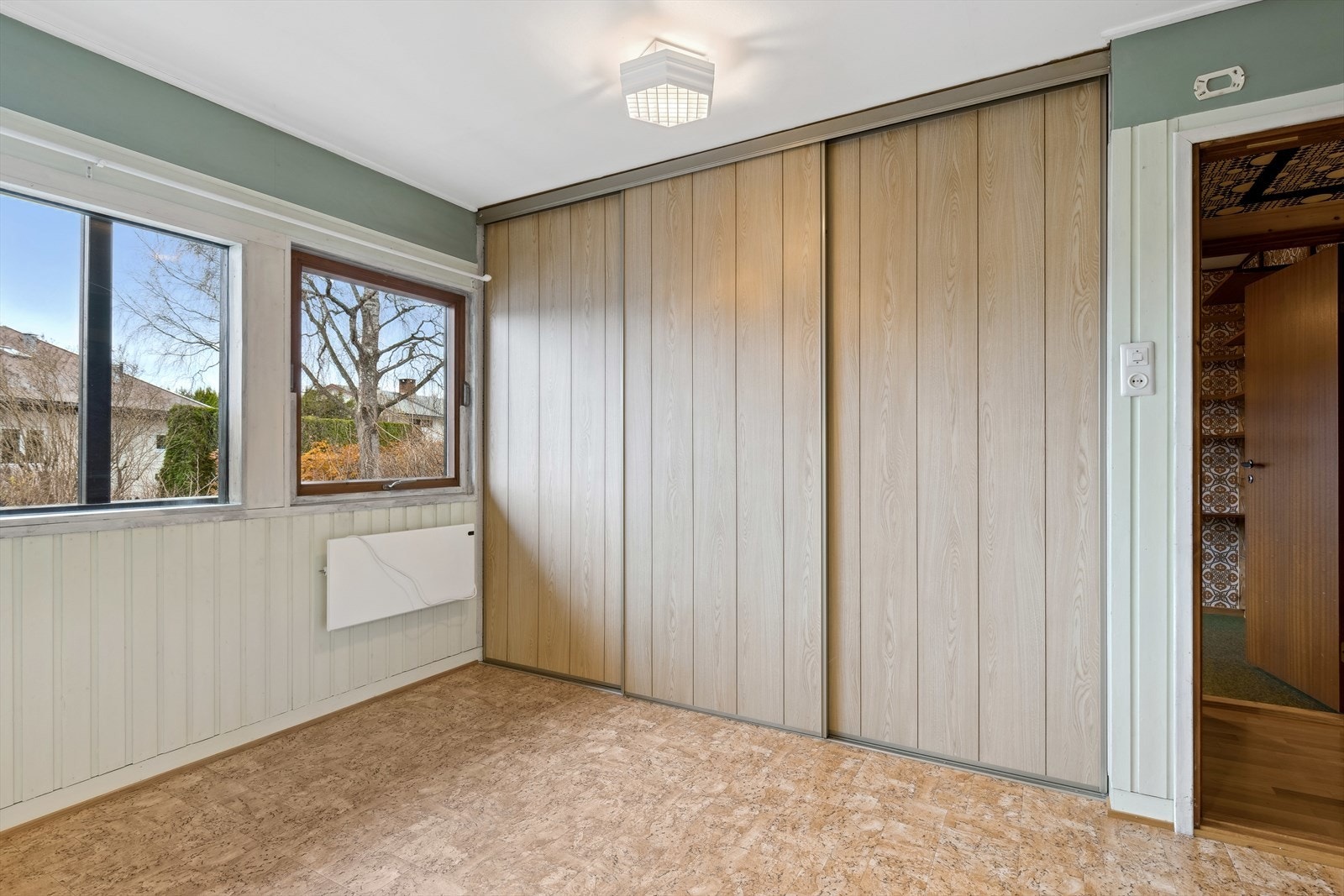 I 1. etasje er det tre romslige soverom. Hovedsoverommet har integrert skyvedørsgarderobe. Galleribilde