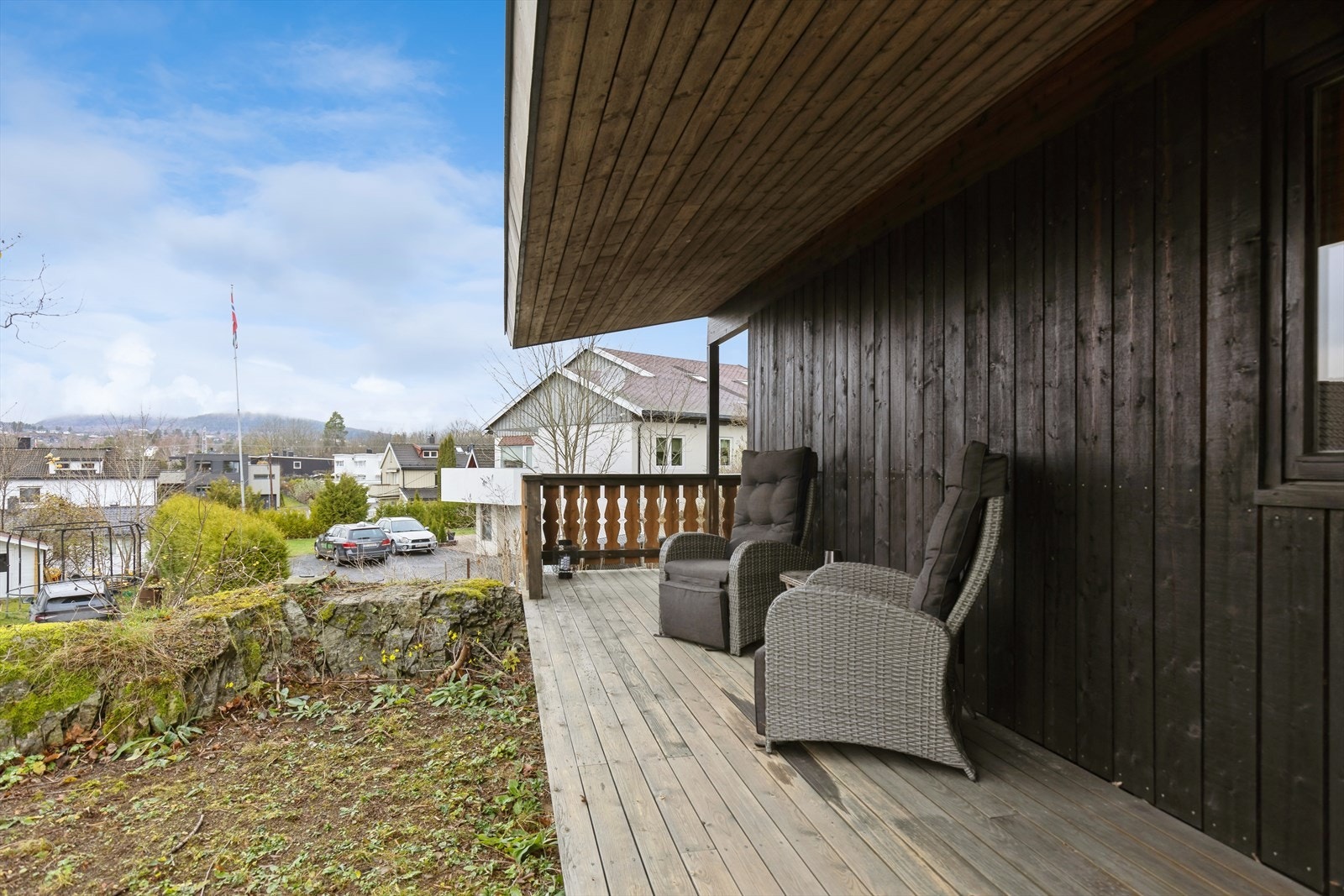 Terrassen har adkomst til hagen. Galleribilde