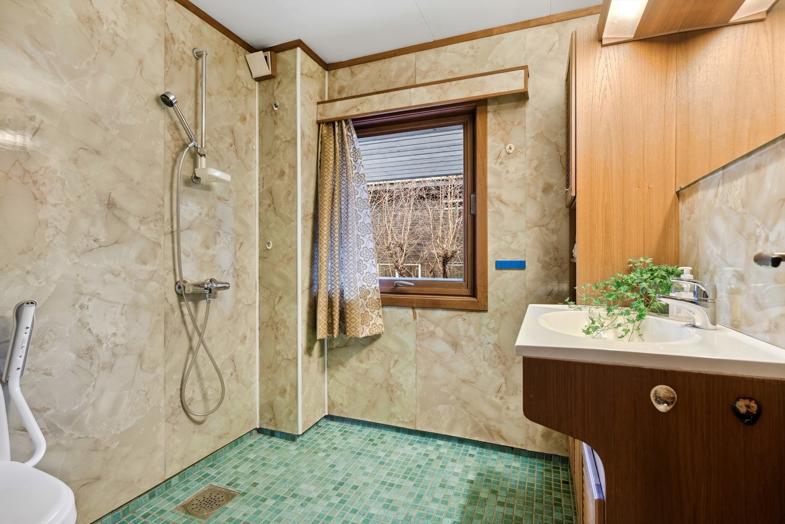 Baderommet i 1. etasje har flislagt gulv, baderomsplater på vegger, ruteplater i himling.
Våtrommet må oppgraderes/renoveres for å tåle normal bruk etter dagens krav. Galleribilde