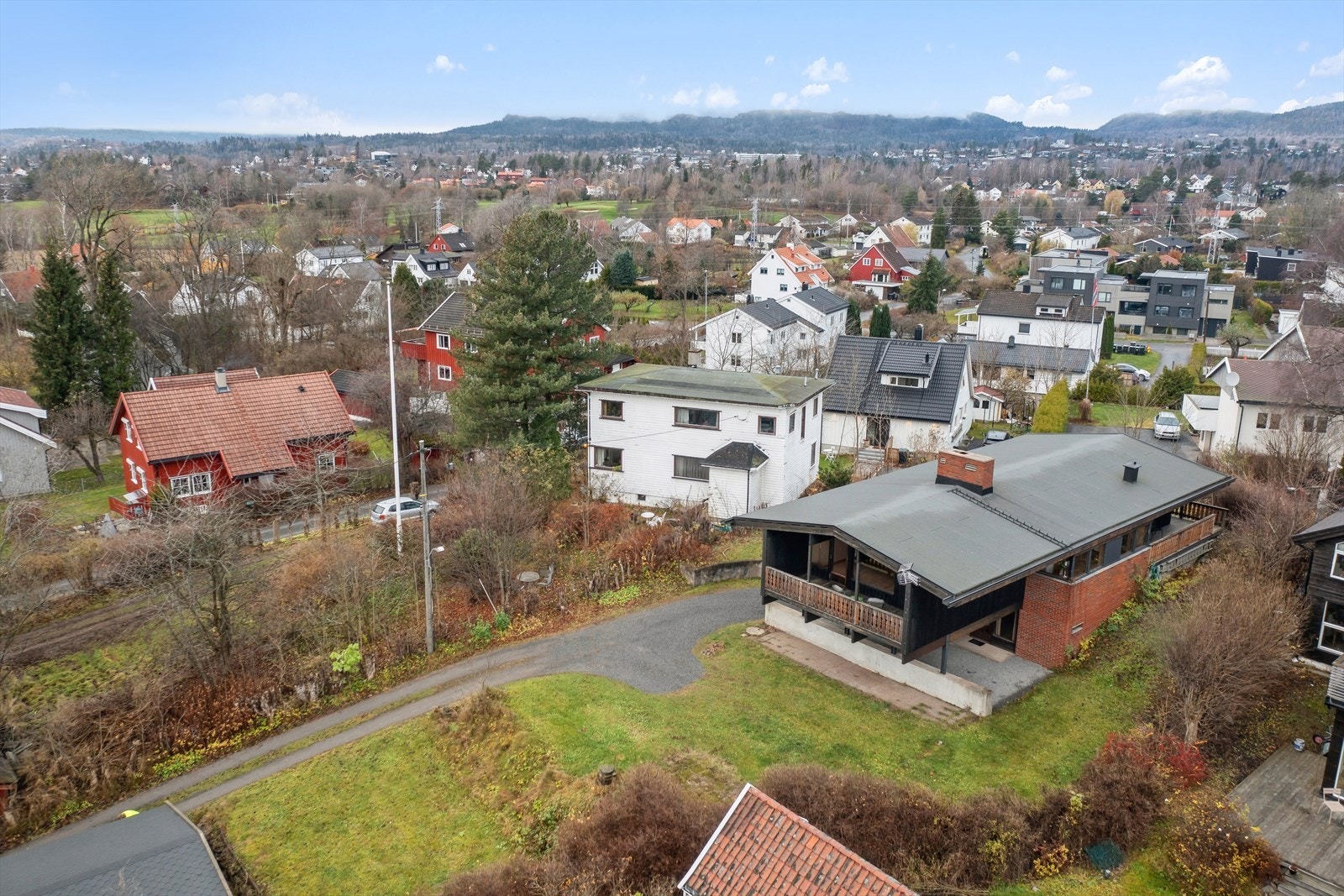 Eiendommen har en flott beliggenhet i meget trivelige omgivelser på Stabekk. Stabekk har nærhet til offentlig kommunikasjon og servicetilbud kombinert med en rolig og familievennlig atmosfære. Galleribilde