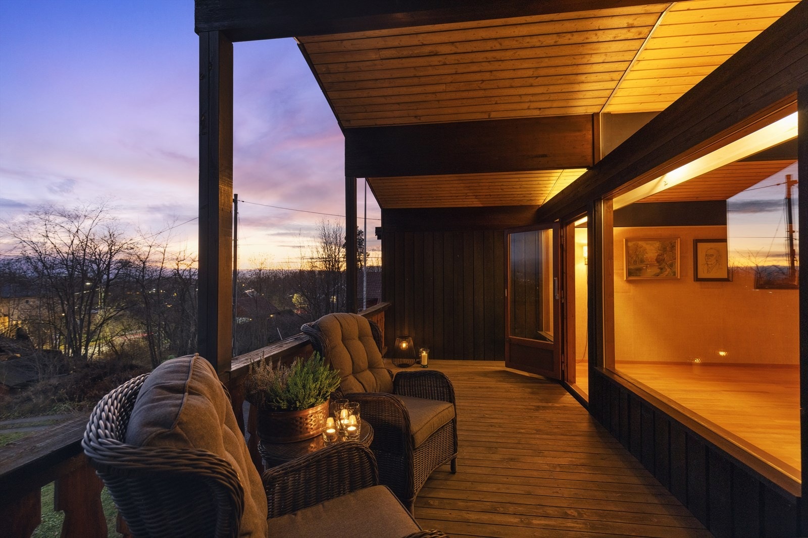 Boligen har overbygget veranda mot syd, samt stor terrasse som strekker seg rundt deler av boligen. Galleribilde