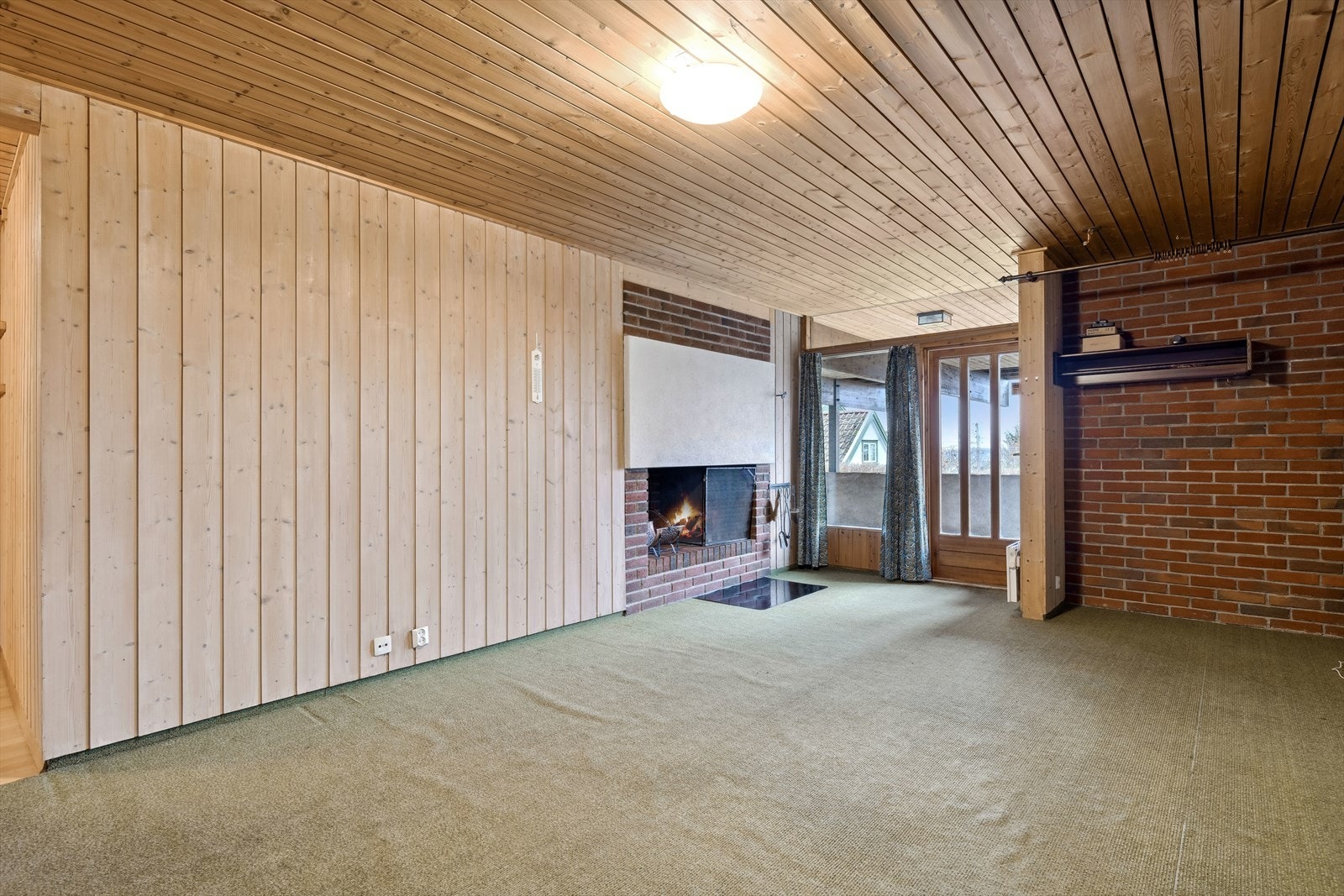 I underetasjen er det stor og trivelig kjellerstue med åpen peis. Rommet har egen utgang til gårdsrommet. Galleribilde