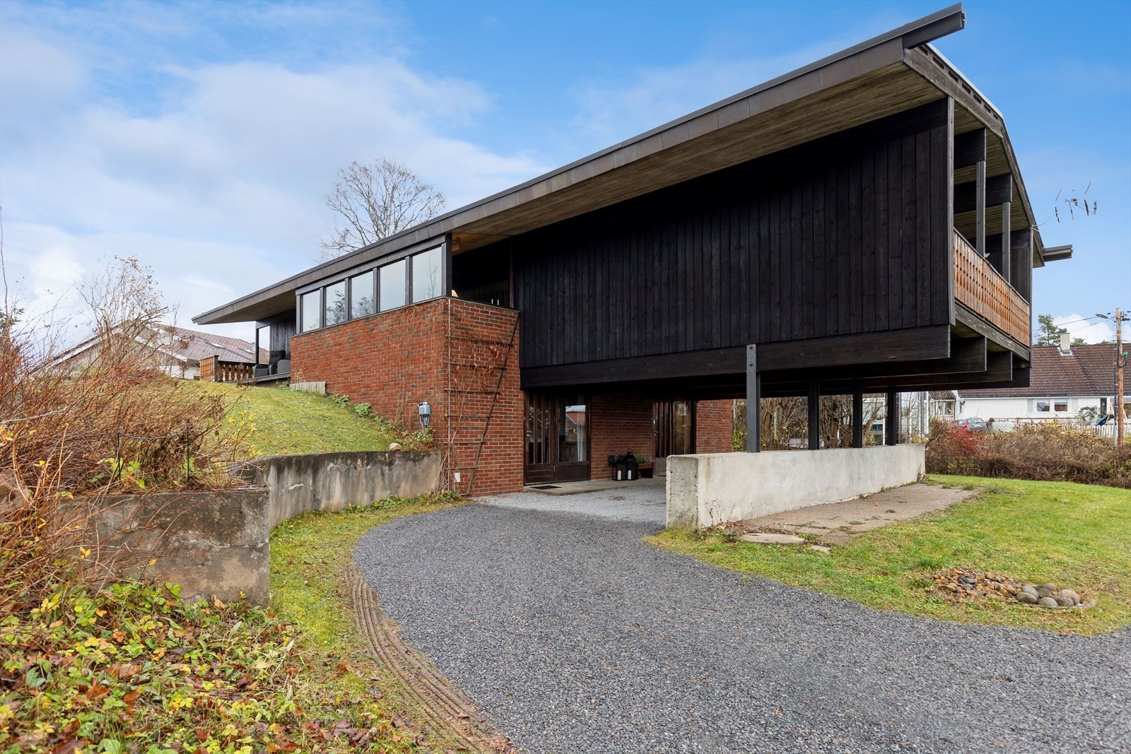 Eiendommen har gode parkeringsmuligheter i dobbelgarasje og romslig gårdsplass. Galleribilde