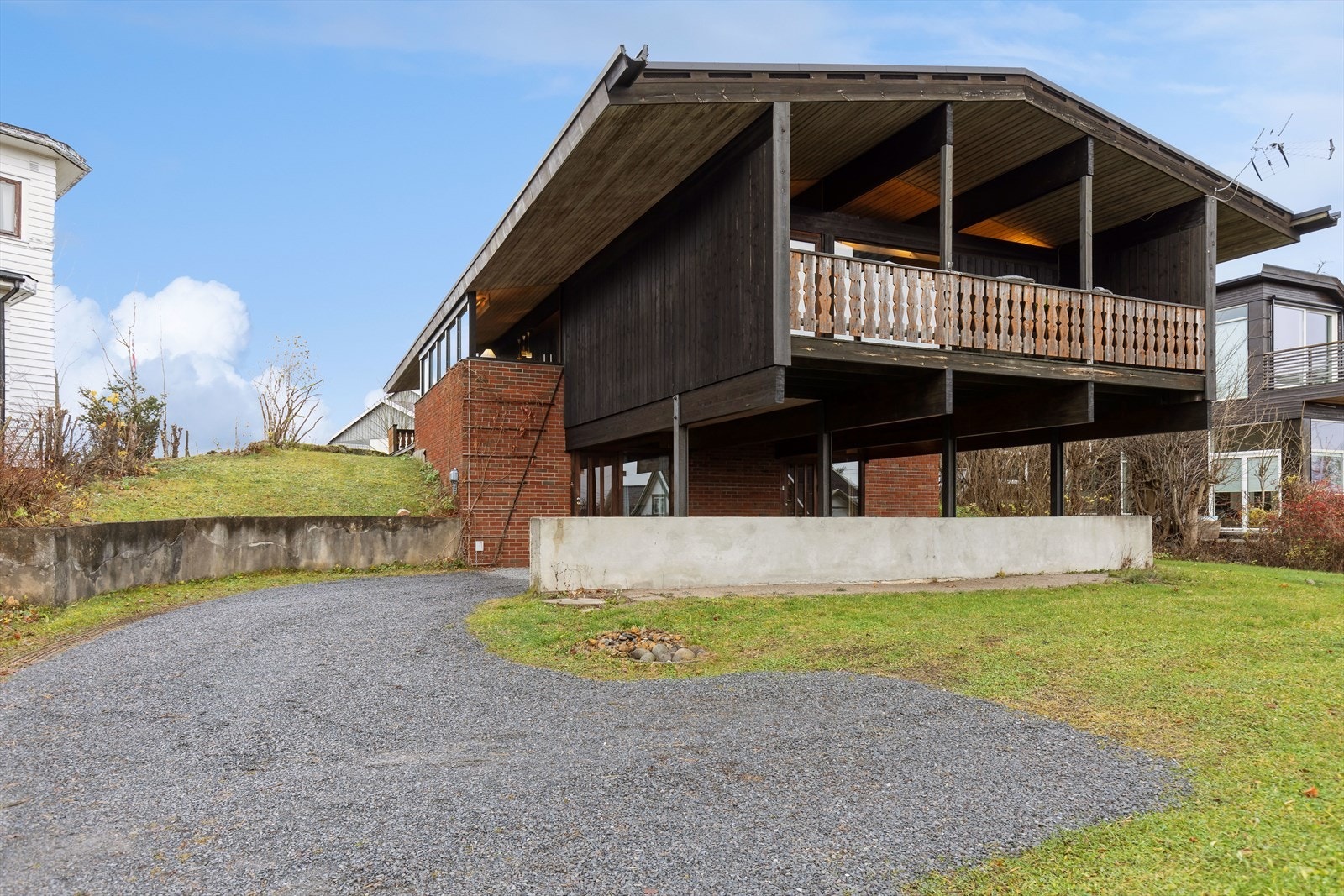 Tomta er delvis skrånende, solrik og byr på masse boltreplass for små og store. Galleribilde
