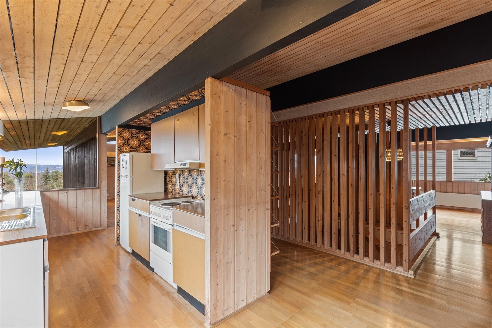 Kjøkkenet har god oppbevarings- og benkeplass. Galleribilde